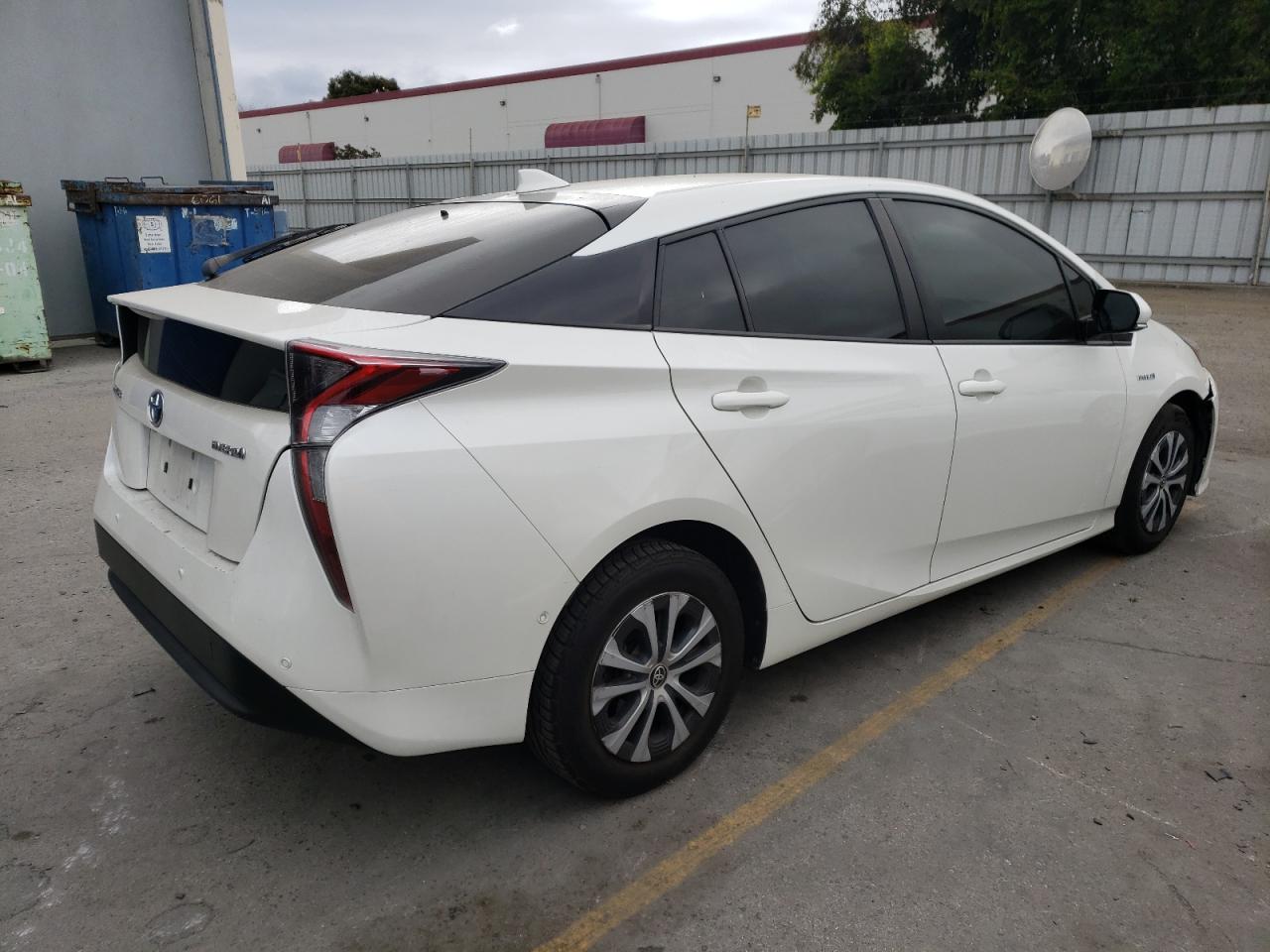 Photo 2 VIN: JTDKBRFU6J3065212 - TOYOTA PRIUS 