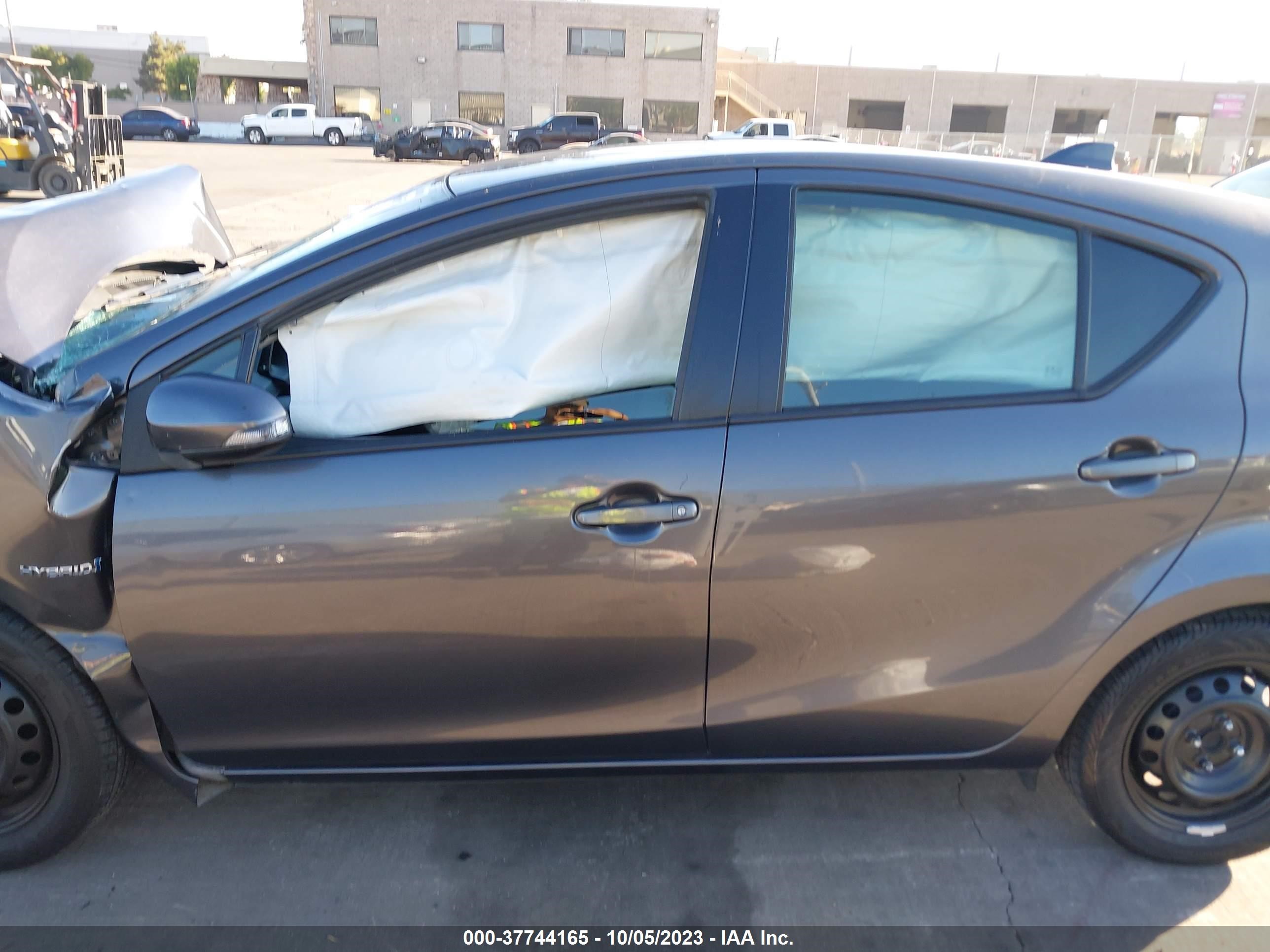 Photo 14 VIN: JTDKDTB30F1103962 - TOYOTA PRIUS C 