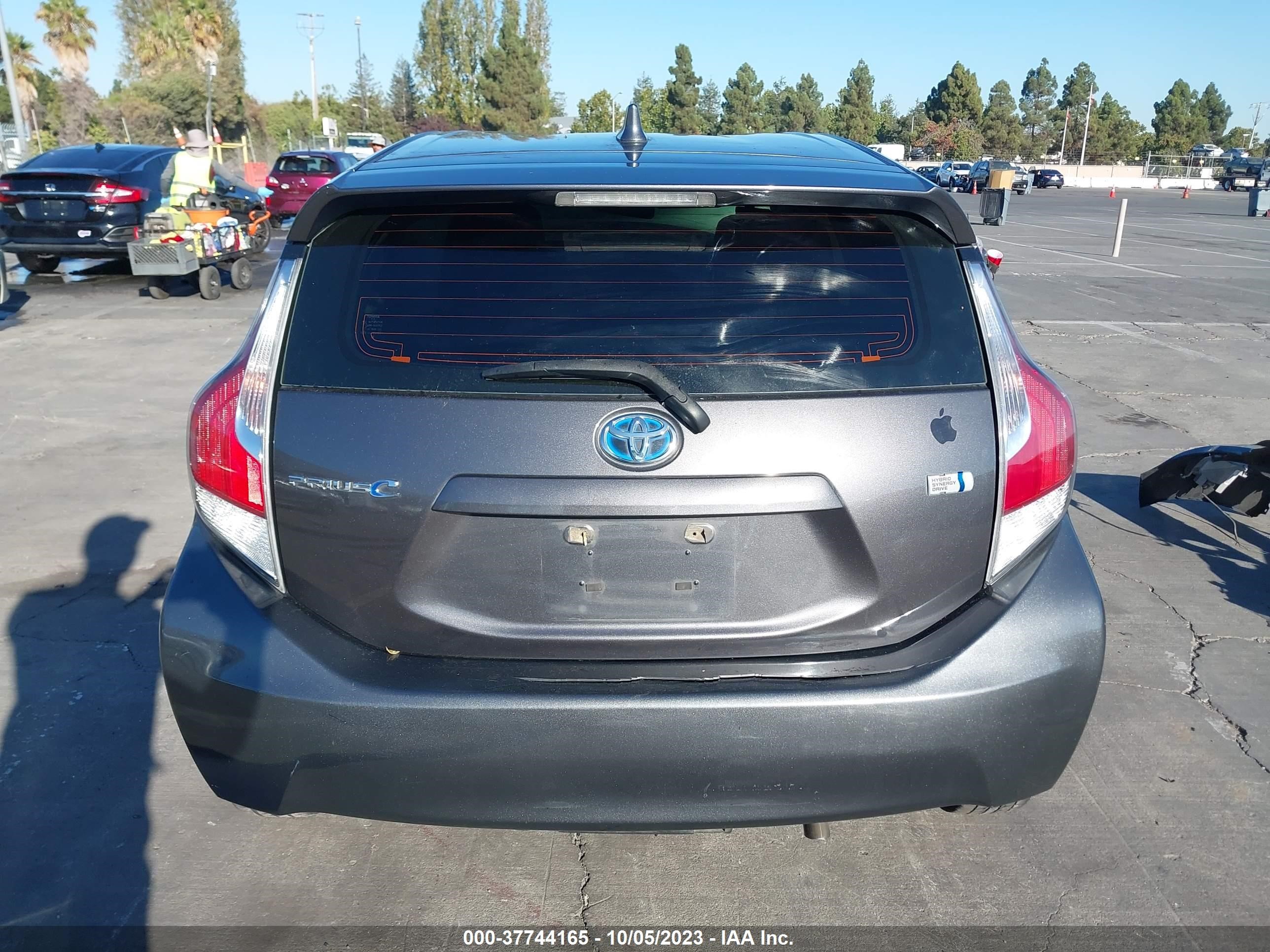 Photo 16 VIN: JTDKDTB30F1103962 - TOYOTA PRIUS C 