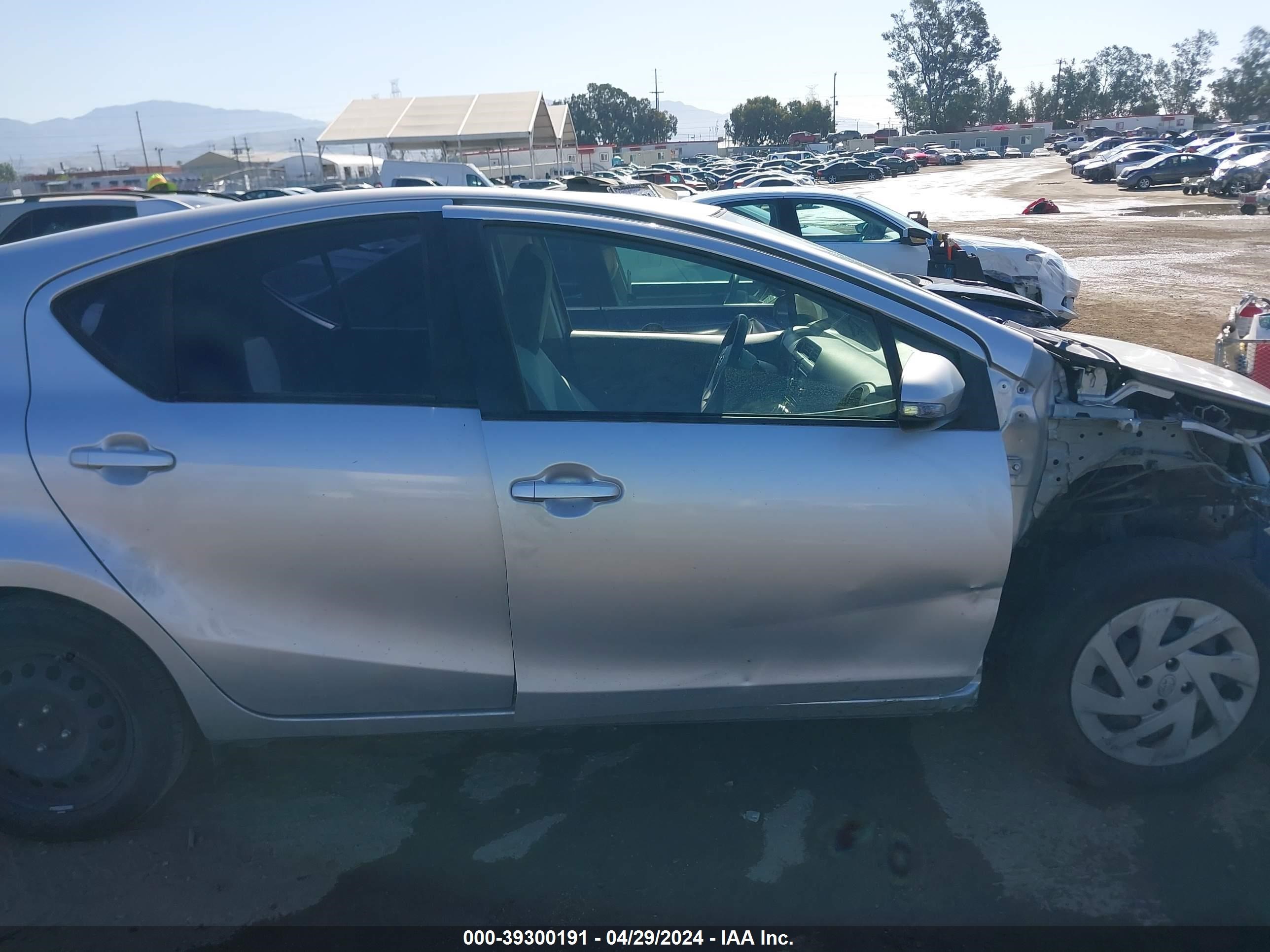 Photo 13 VIN: JTDKDTB30G1122920 - TOYOTA PRIUS C 