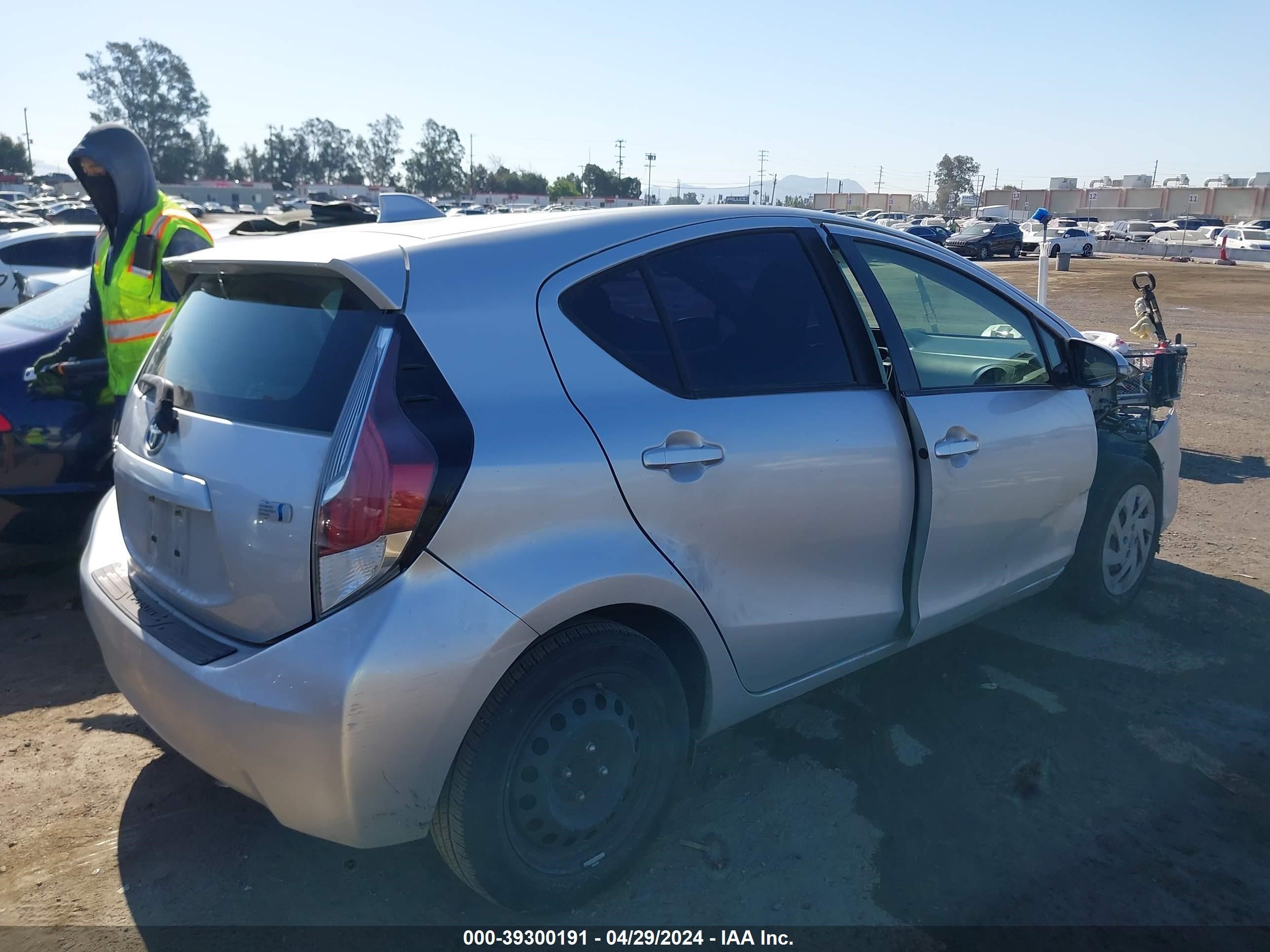 Photo 3 VIN: JTDKDTB30G1122920 - TOYOTA PRIUS C 