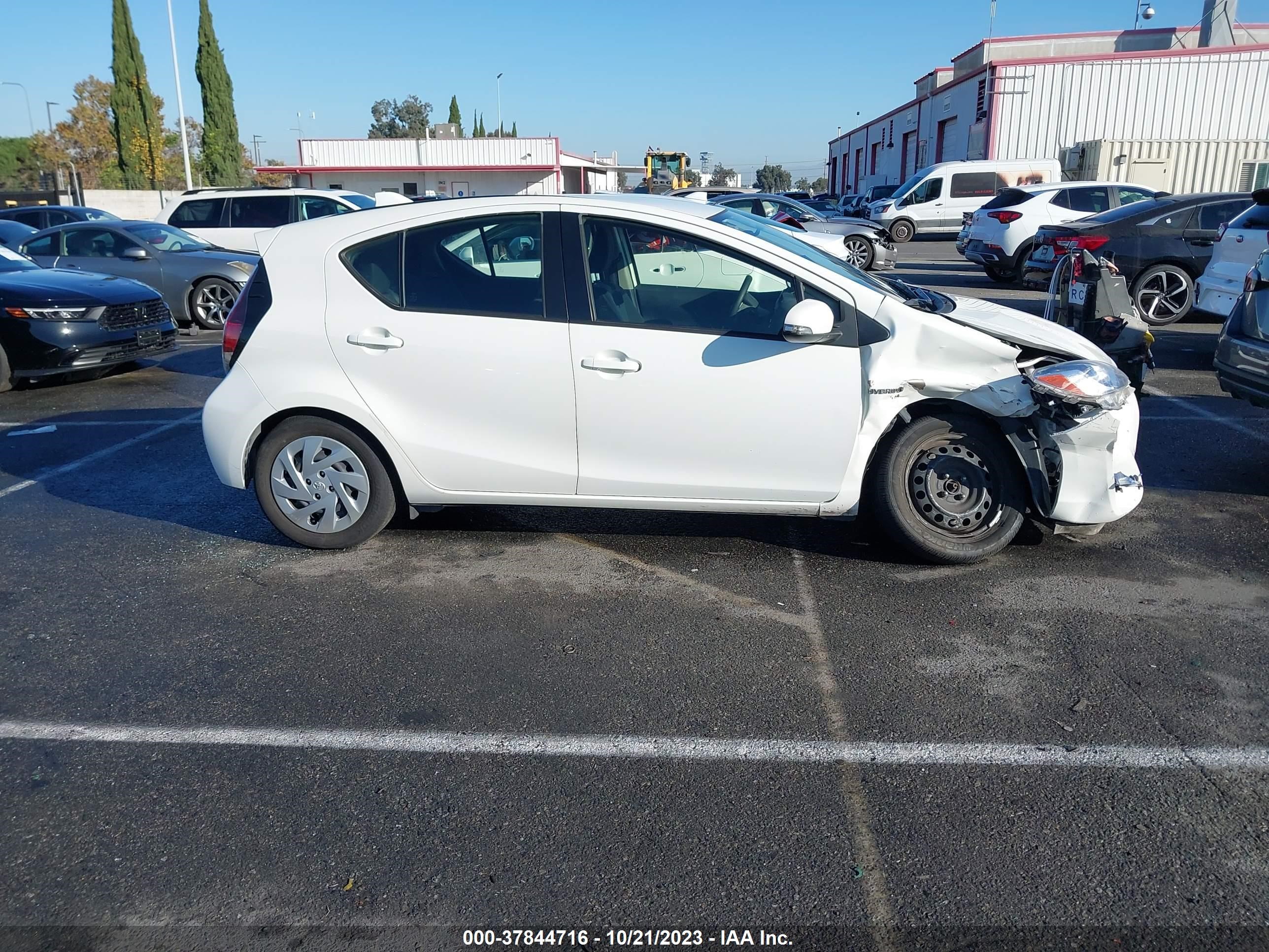 Photo 12 VIN: JTDKDTB30G1135148 - TOYOTA PRIUS C 