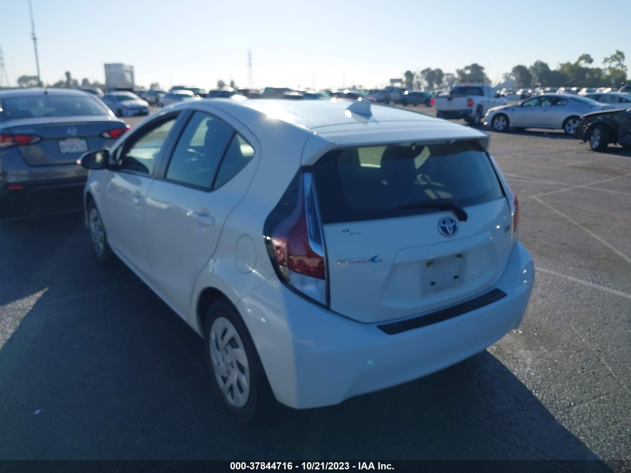 Photo 2 VIN: JTDKDTB30G1135148 - TOYOTA PRIUS C 