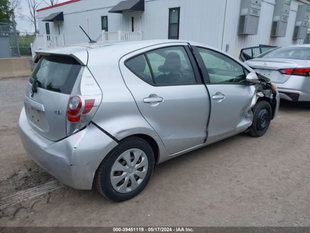 Photo 3 VIN: JTDKDTB31C1520731 - TOYOTA PRIUS C 