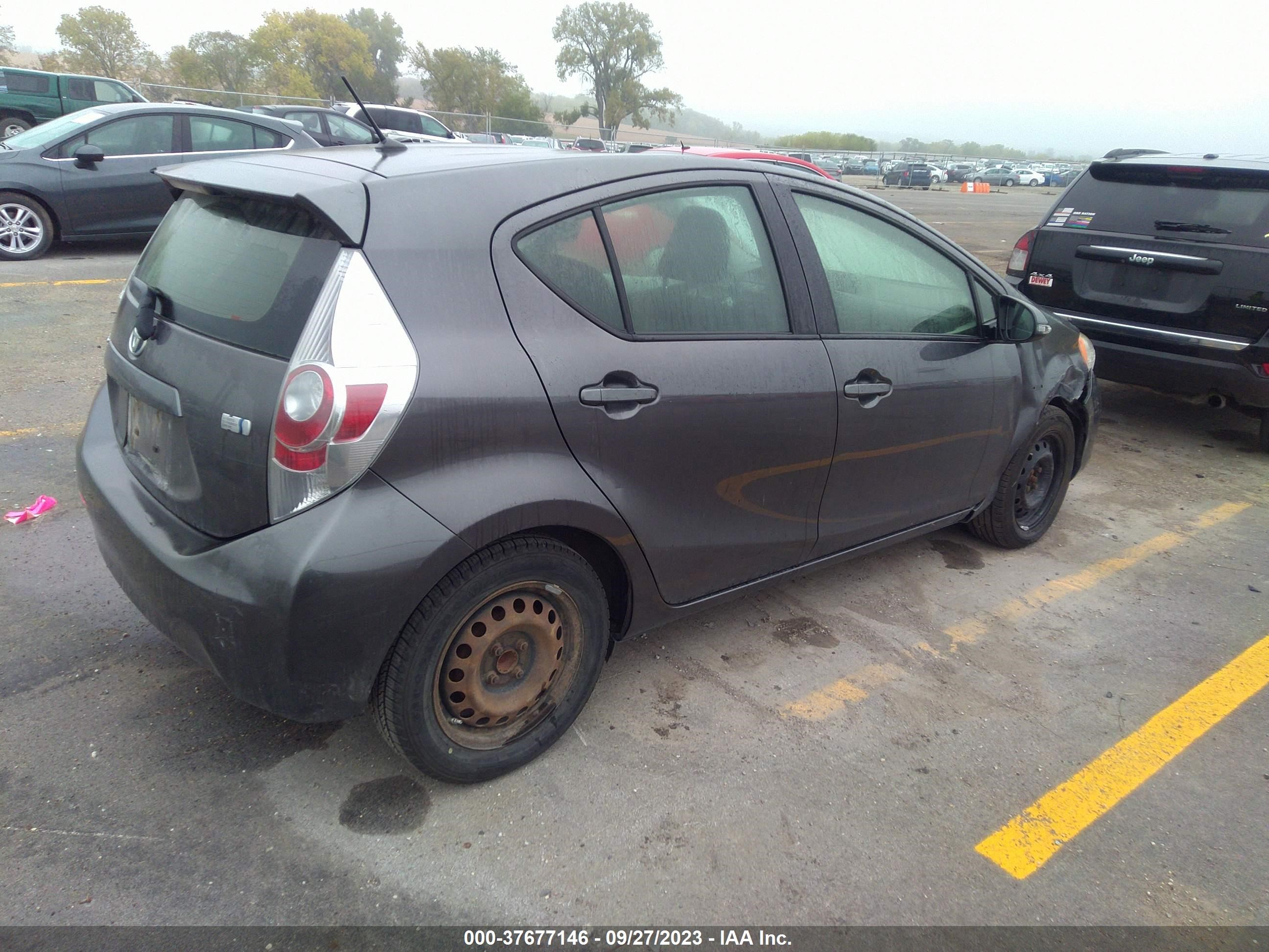 Photo 3 VIN: JTDKDTB31D1532721 - TOYOTA PRIUS C 