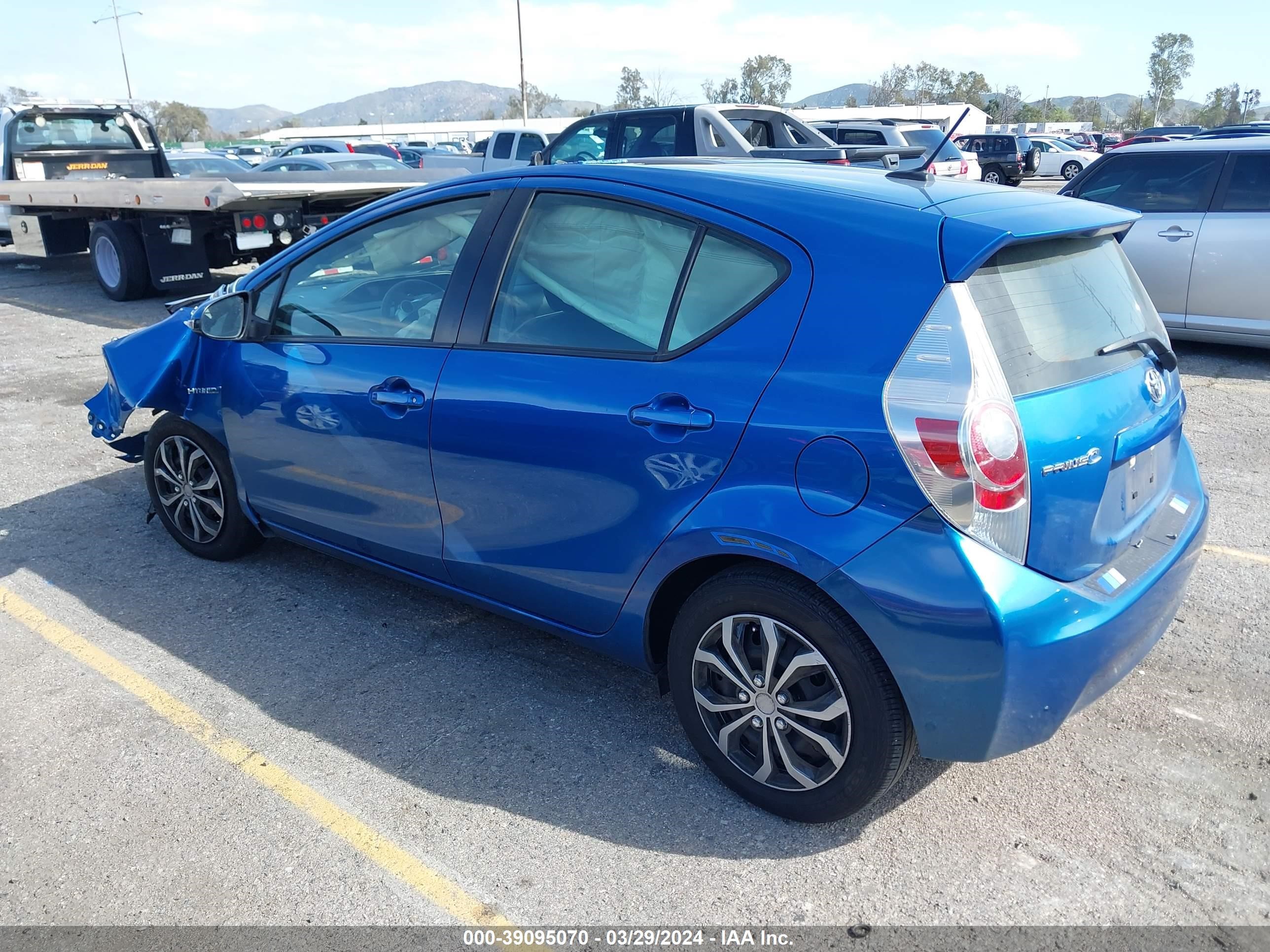 Photo 2 VIN: JTDKDTB31E1573853 - TOYOTA PRIUS C 