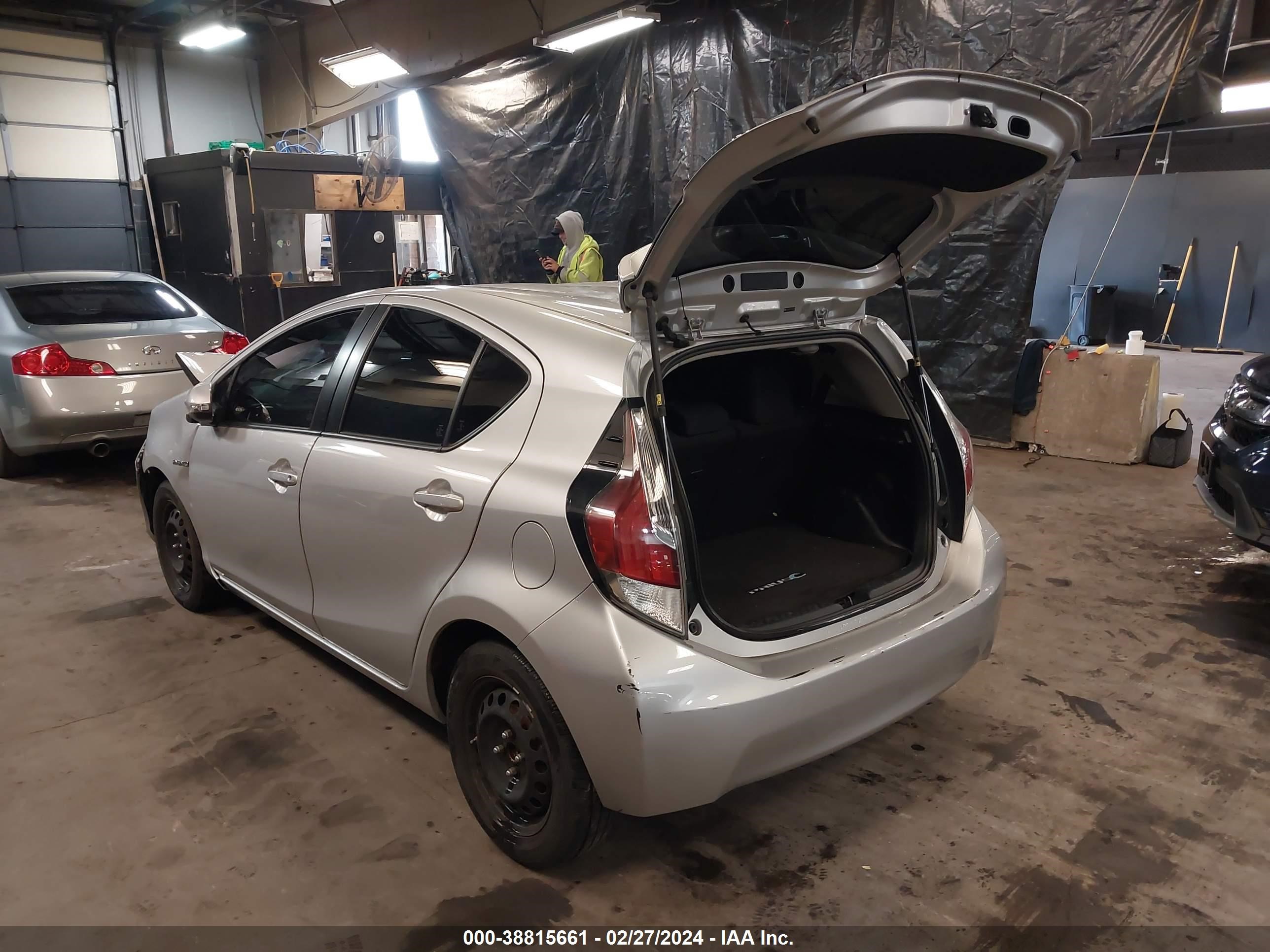 Photo 2 VIN: JTDKDTB31F1091949 - TOYOTA PRIUS C 