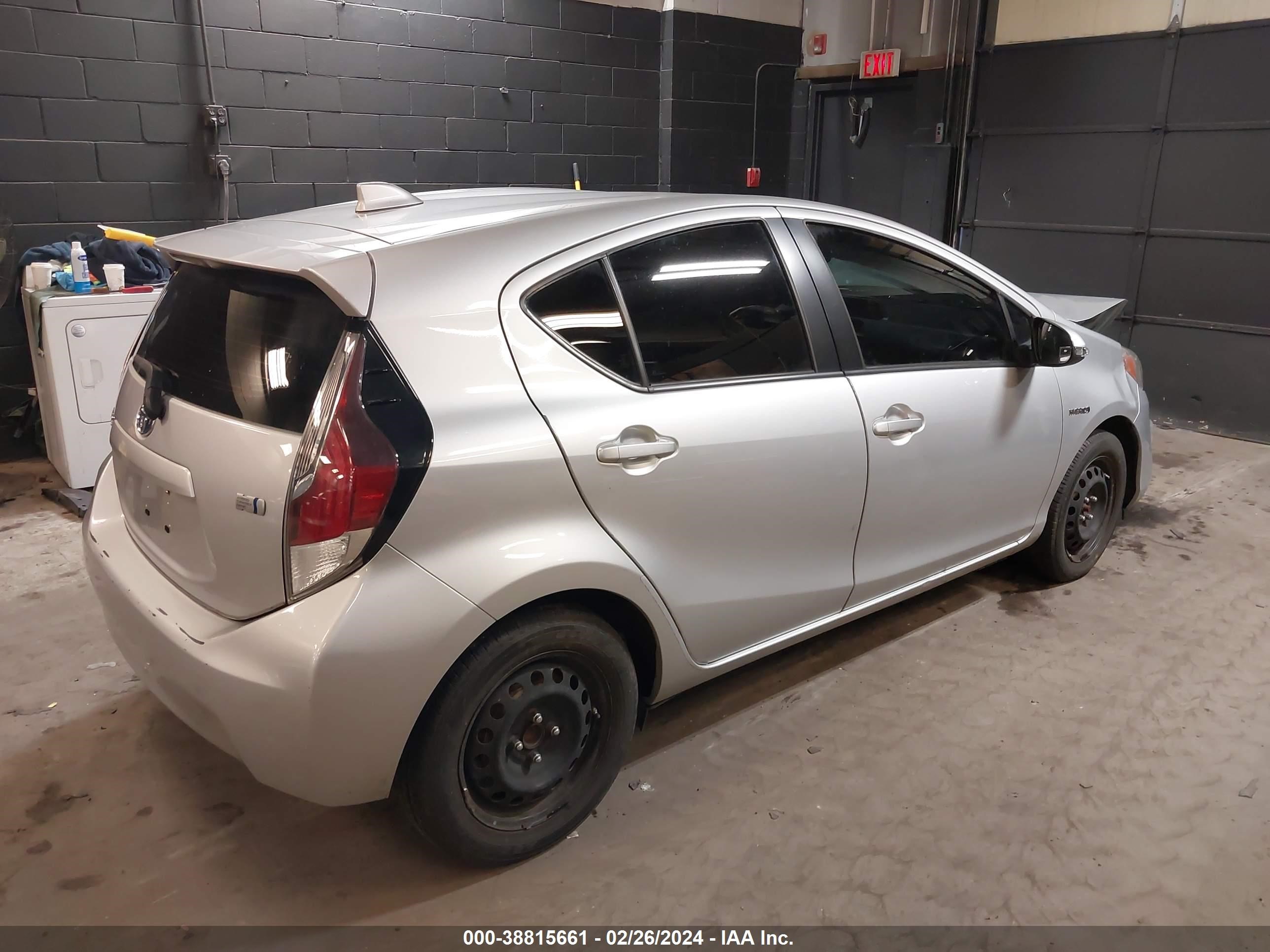 Photo 3 VIN: JTDKDTB31F1091949 - TOYOTA PRIUS C 