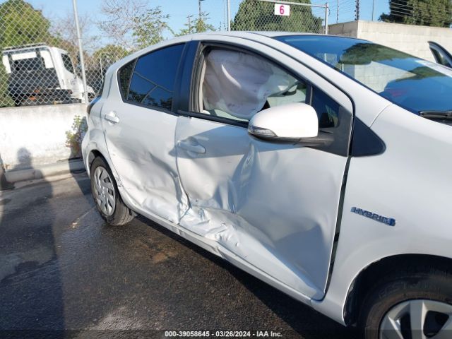 Photo 5 VIN: JTDKDTB31F1577659 - TOYOTA PRIUS C 