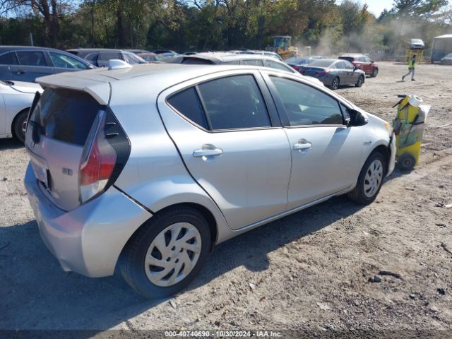 Photo 3 VIN: JTDKDTB31F1581453 - TOYOTA PRIUS C 