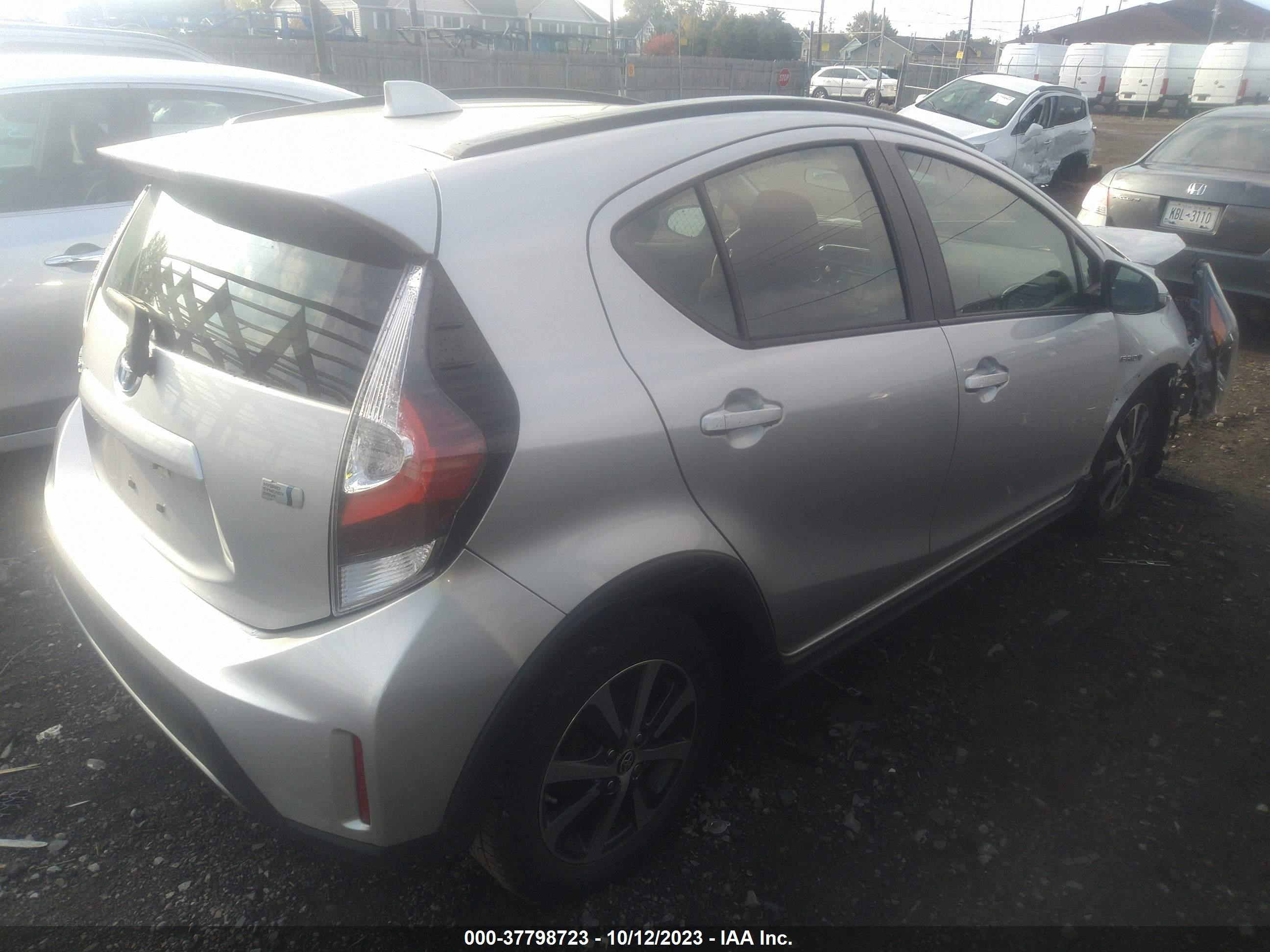 Photo 3 VIN: JTDKDTB31J1601712 - TOYOTA PRIUS C 