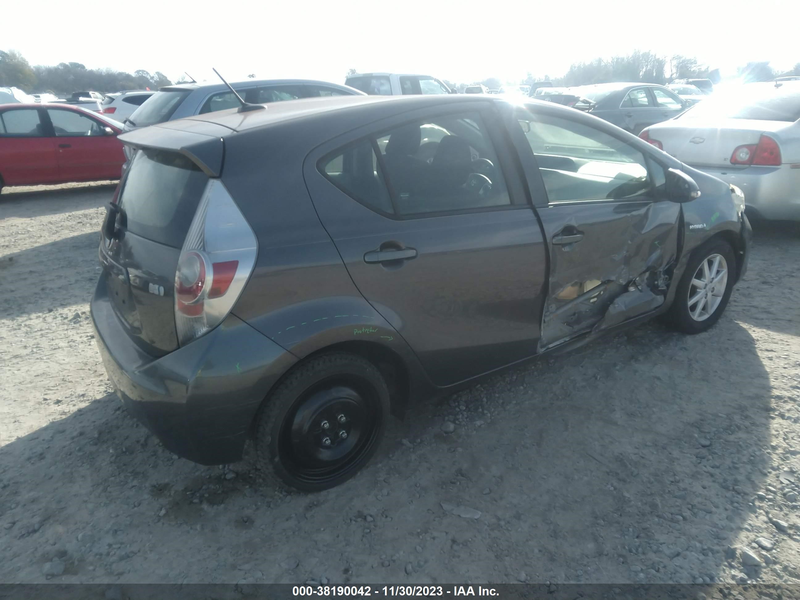 Photo 3 VIN: JTDKDTB32E1070090 - TOYOTA PRIUS C 