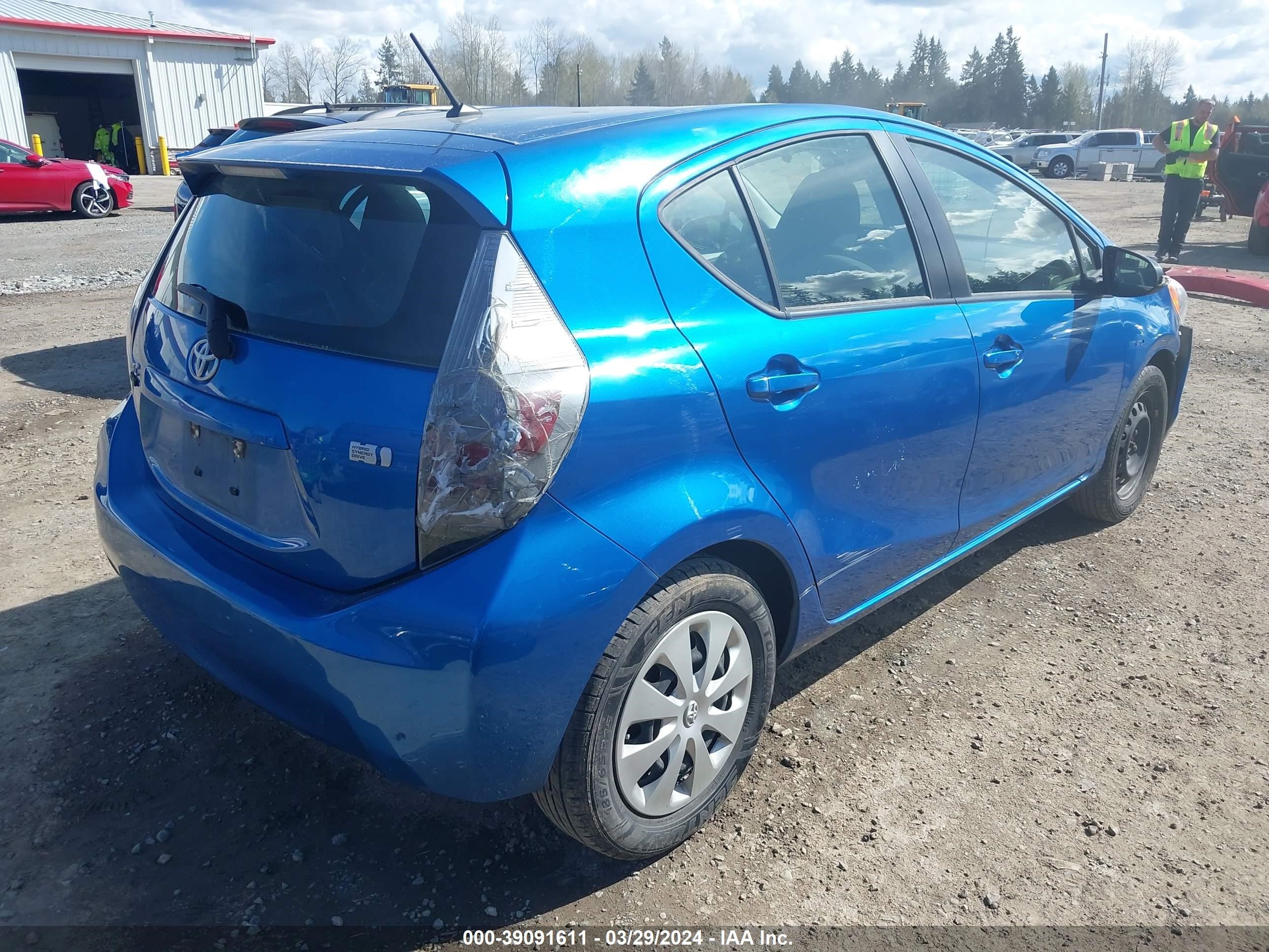 Photo 3 VIN: JTDKDTB32E1574929 - TOYOTA PRIUS C 