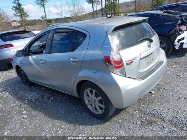 Photo 2 VIN: JTDKDTB33D1544143 - TOYOTA PRIUS C 