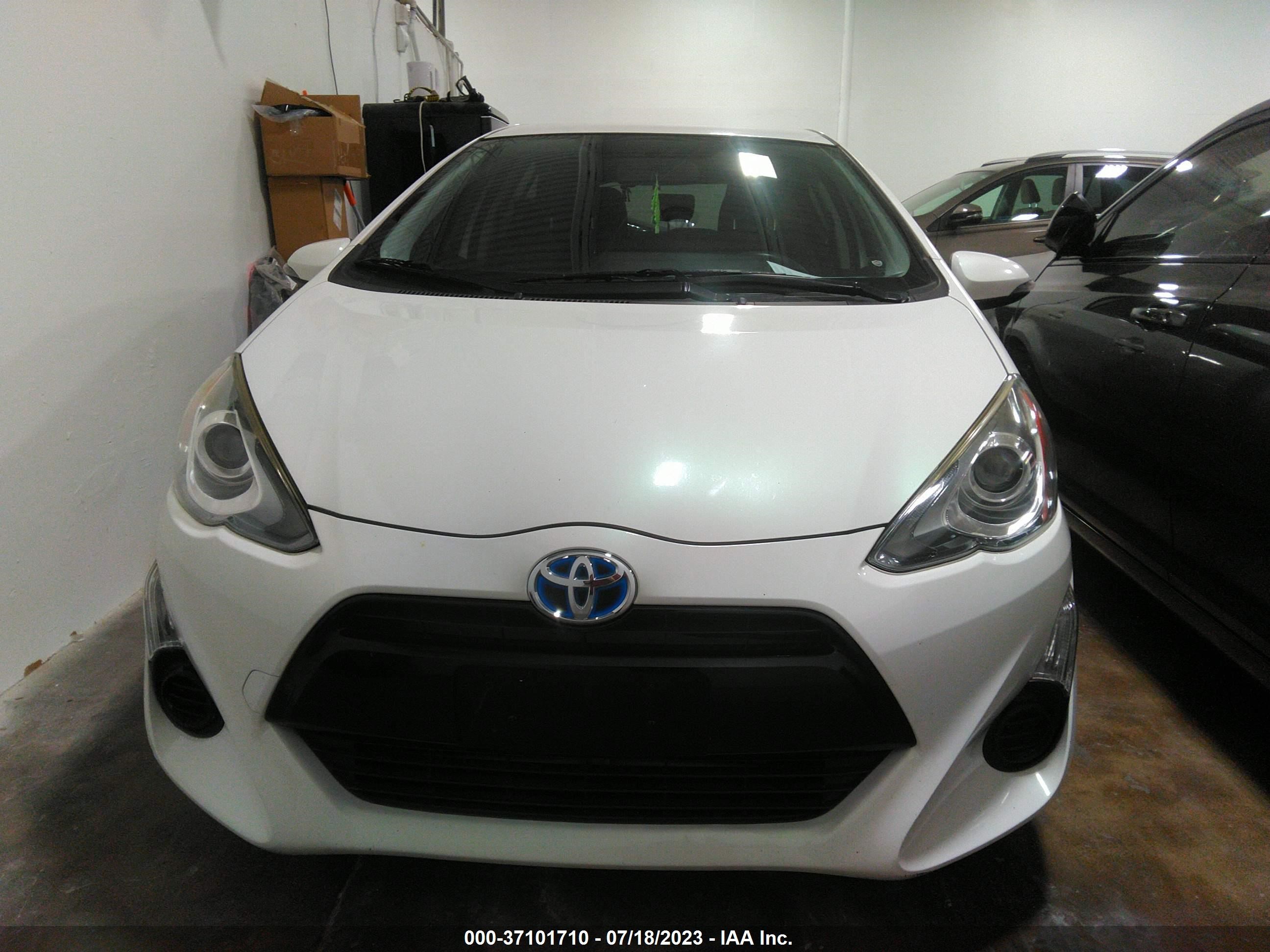 Photo 12 VIN: JTDKDTB33F1103101 - TOYOTA PRIUS C 