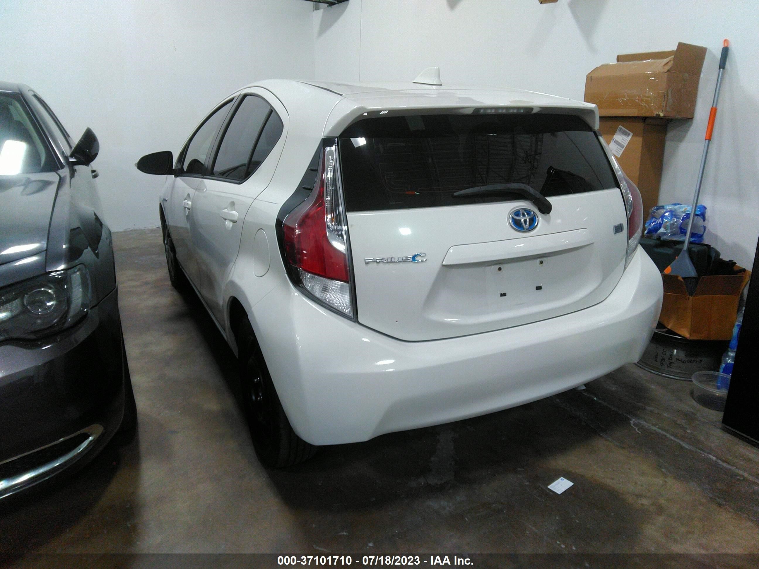 Photo 2 VIN: JTDKDTB33F1103101 - TOYOTA PRIUS C 