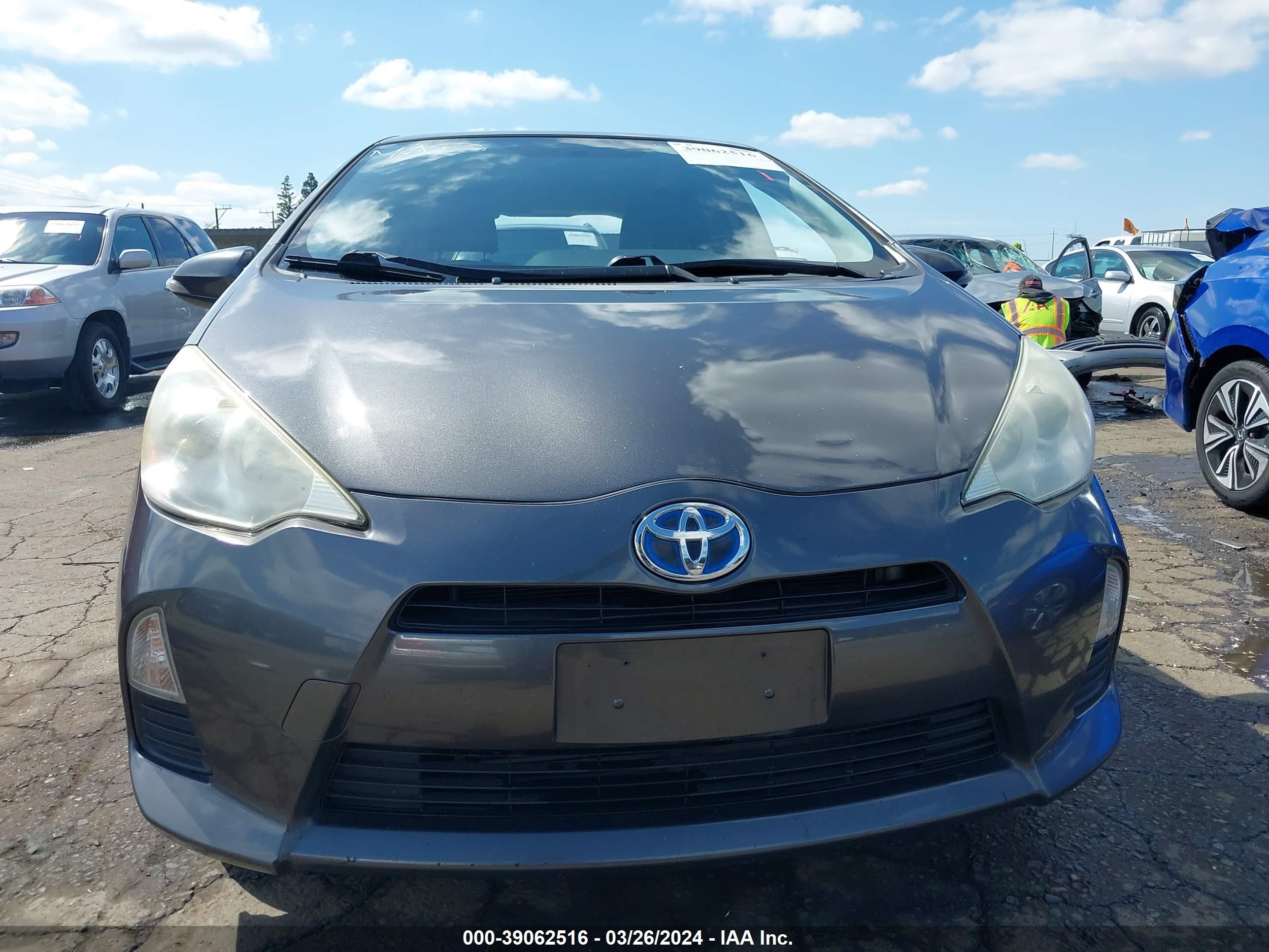 Photo 11 VIN: JTDKDTB34C1003228 - TOYOTA PRIUS C 