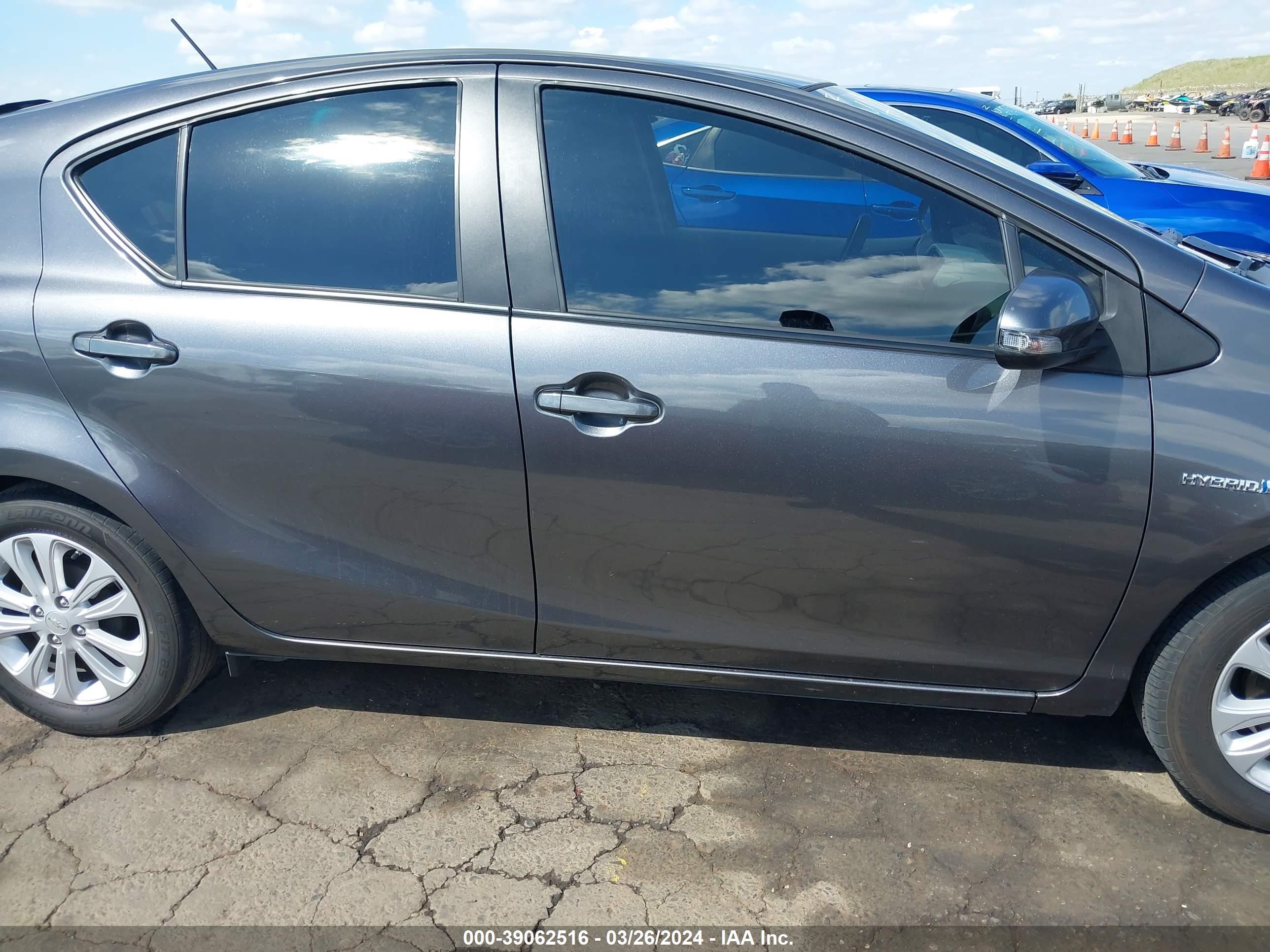 Photo 12 VIN: JTDKDTB34C1003228 - TOYOTA PRIUS C 