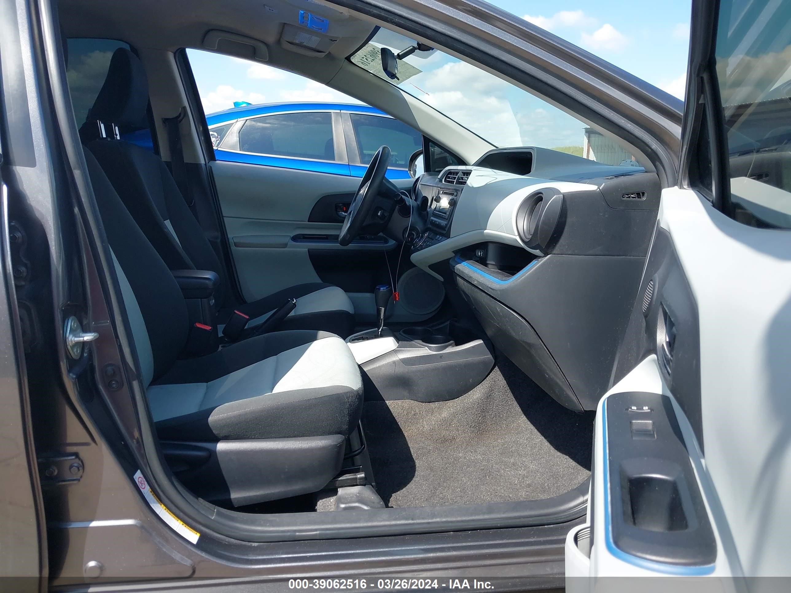 Photo 4 VIN: JTDKDTB34C1003228 - TOYOTA PRIUS C 