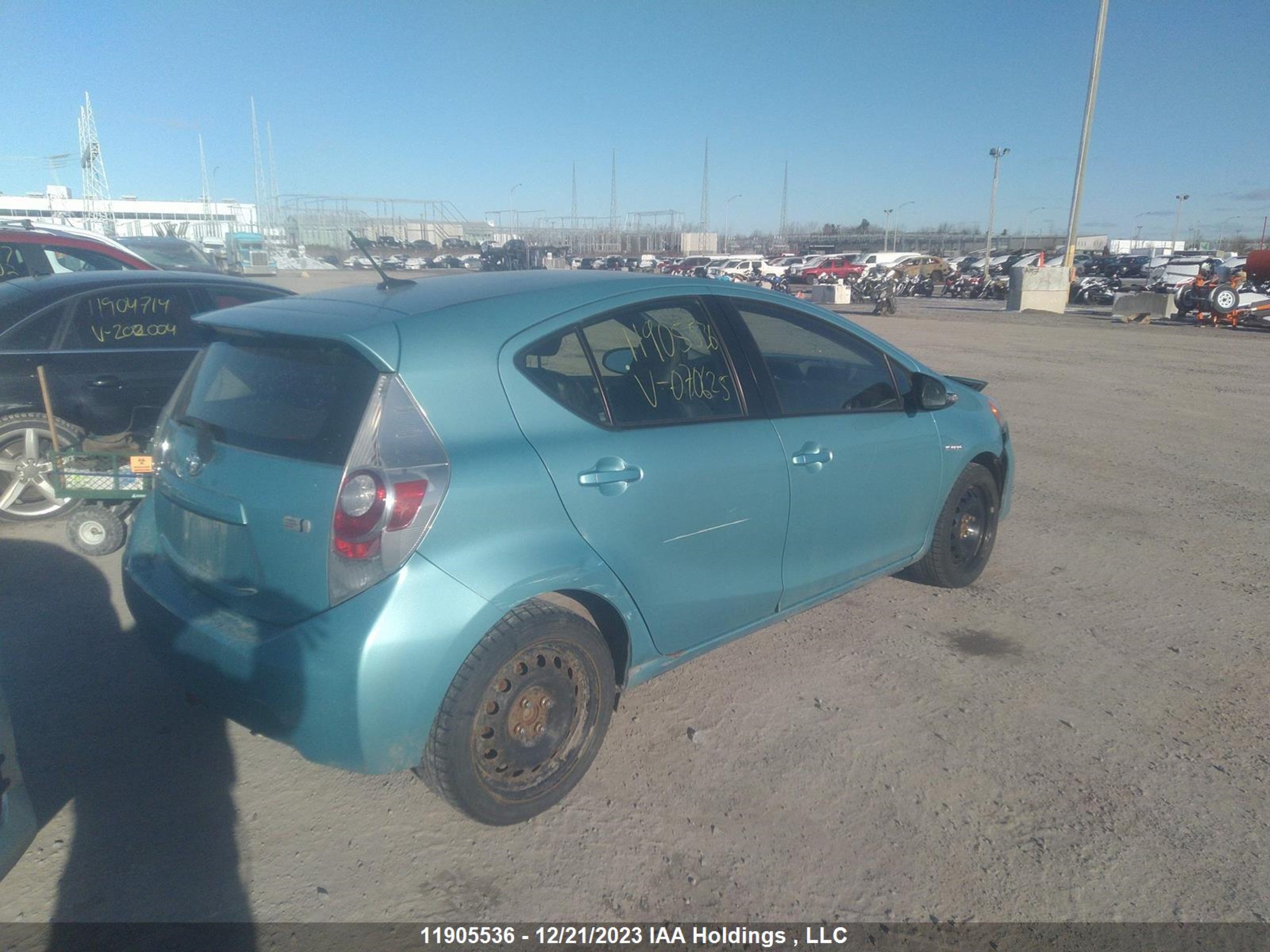 Photo 3 VIN: JTDKDTB34E1070625 - TOYOTA PRIUS C 