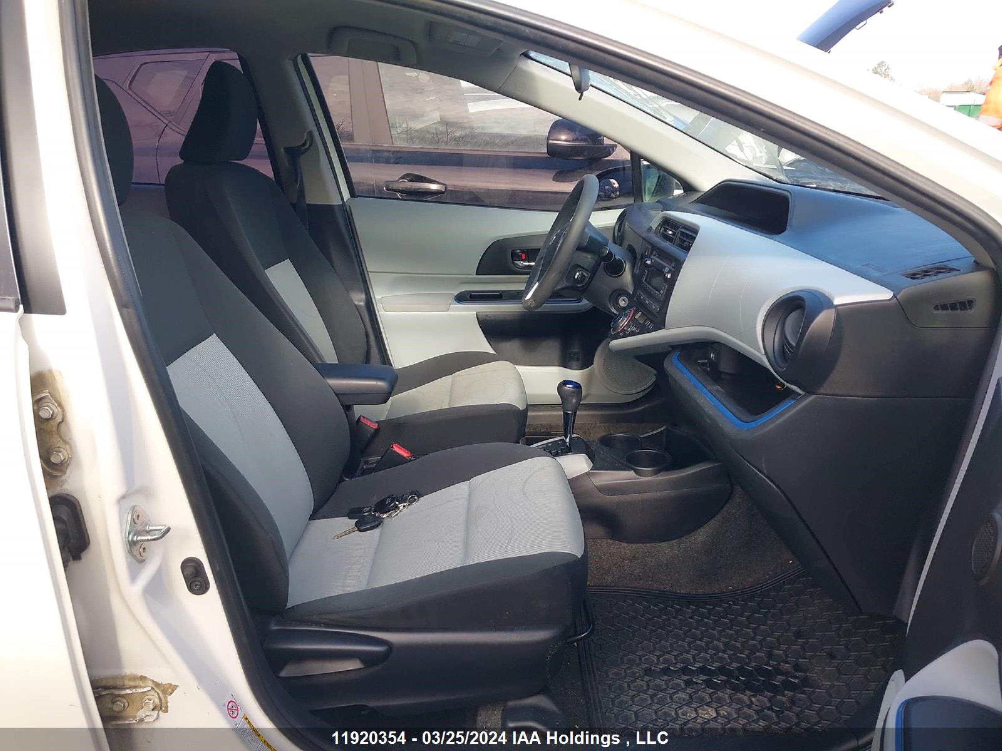 Photo 4 VIN: JTDKDTB35C1500269 - TOYOTA PRIUS 