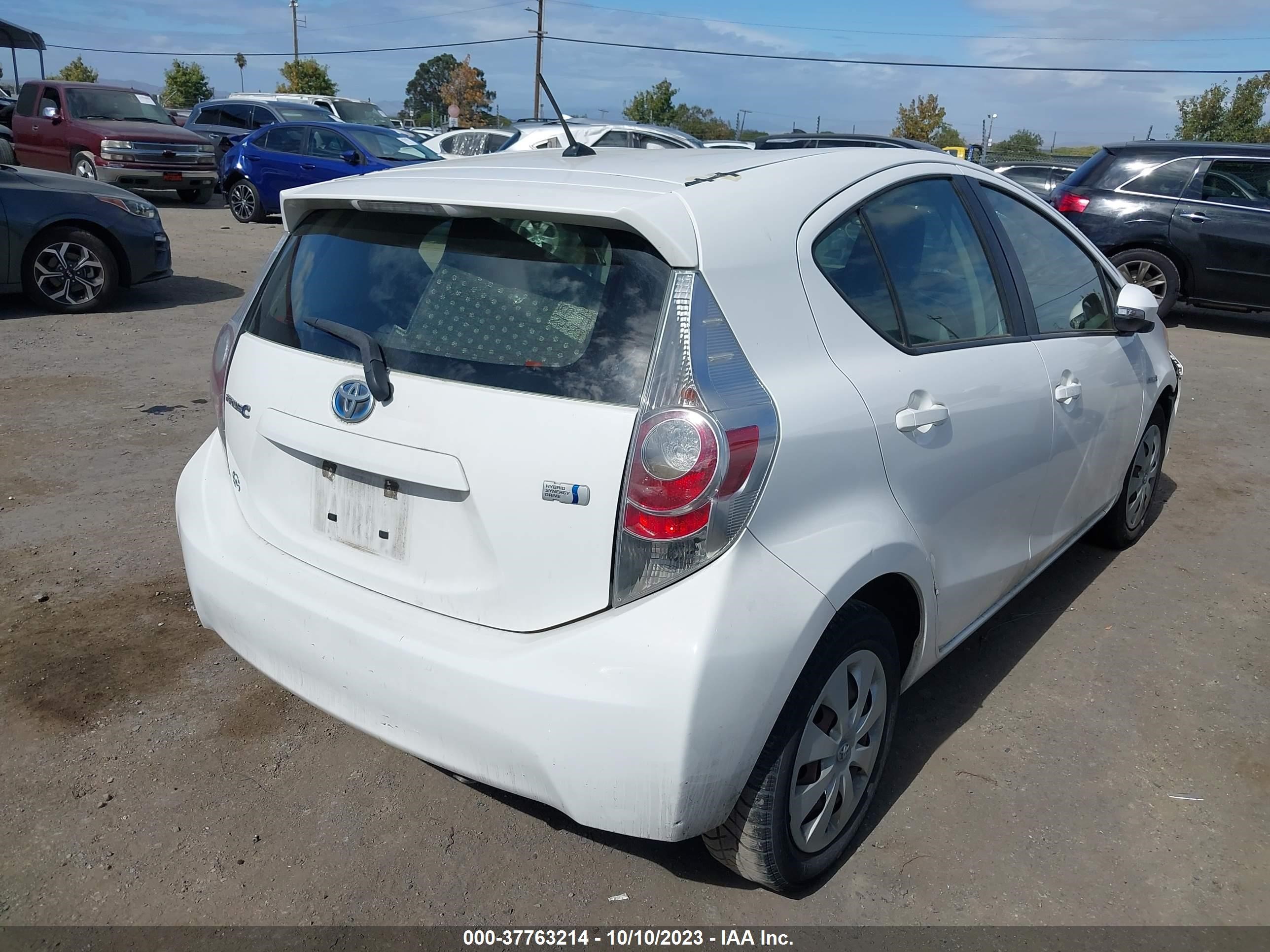 Photo 3 VIN: JTDKDTB35C1520344 - TOYOTA PRIUS C 