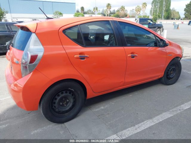 Photo 3 VIN: JTDKDTB35D1047675 - TOYOTA PRIUS C 