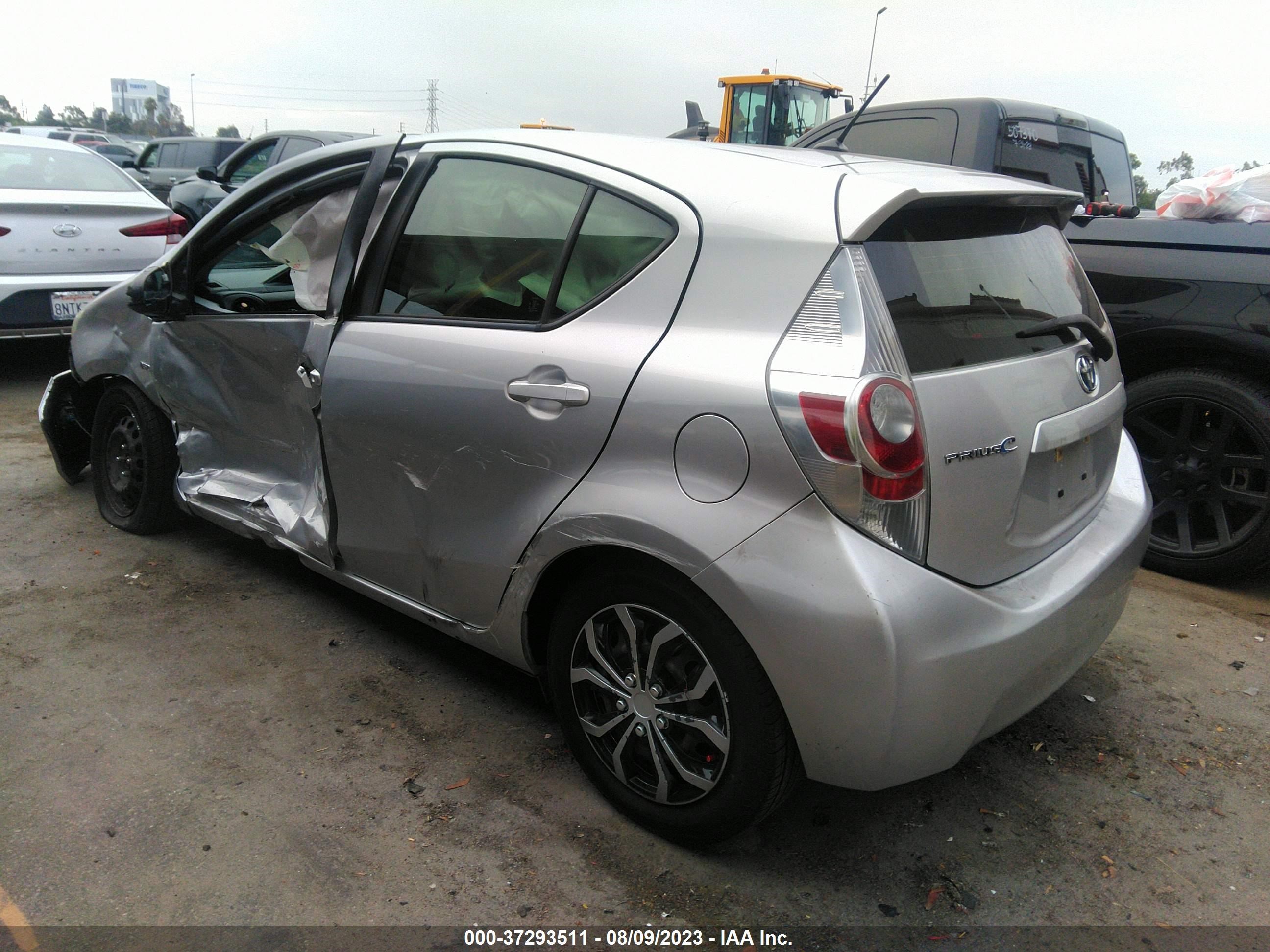 Photo 2 VIN: JTDKDTB35D1547562 - TOYOTA PRIUS C 