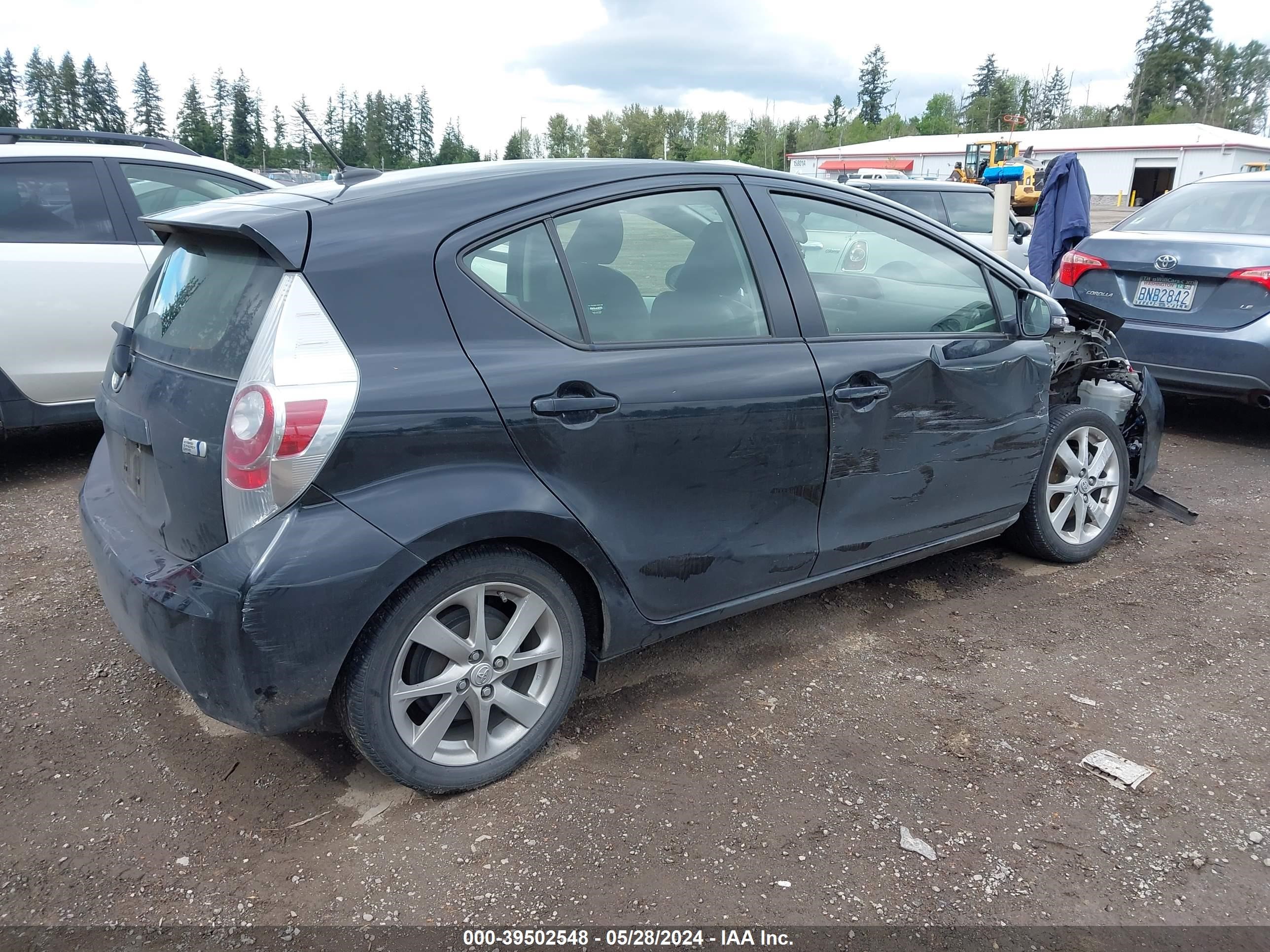 Photo 3 VIN: JTDKDTB35E1081875 - TOYOTA PRIUS C 