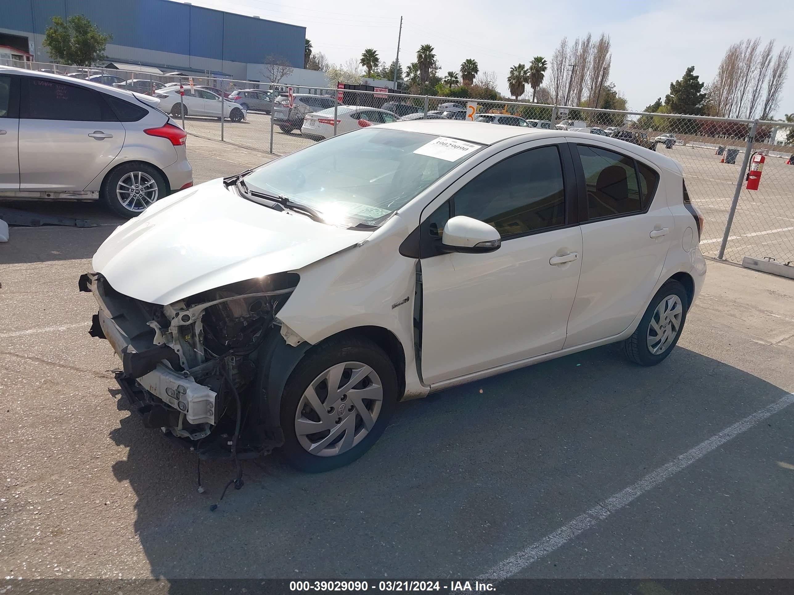 Photo 1 VIN: JTDKDTB35F1108624 - TOYOTA PRIUS C 