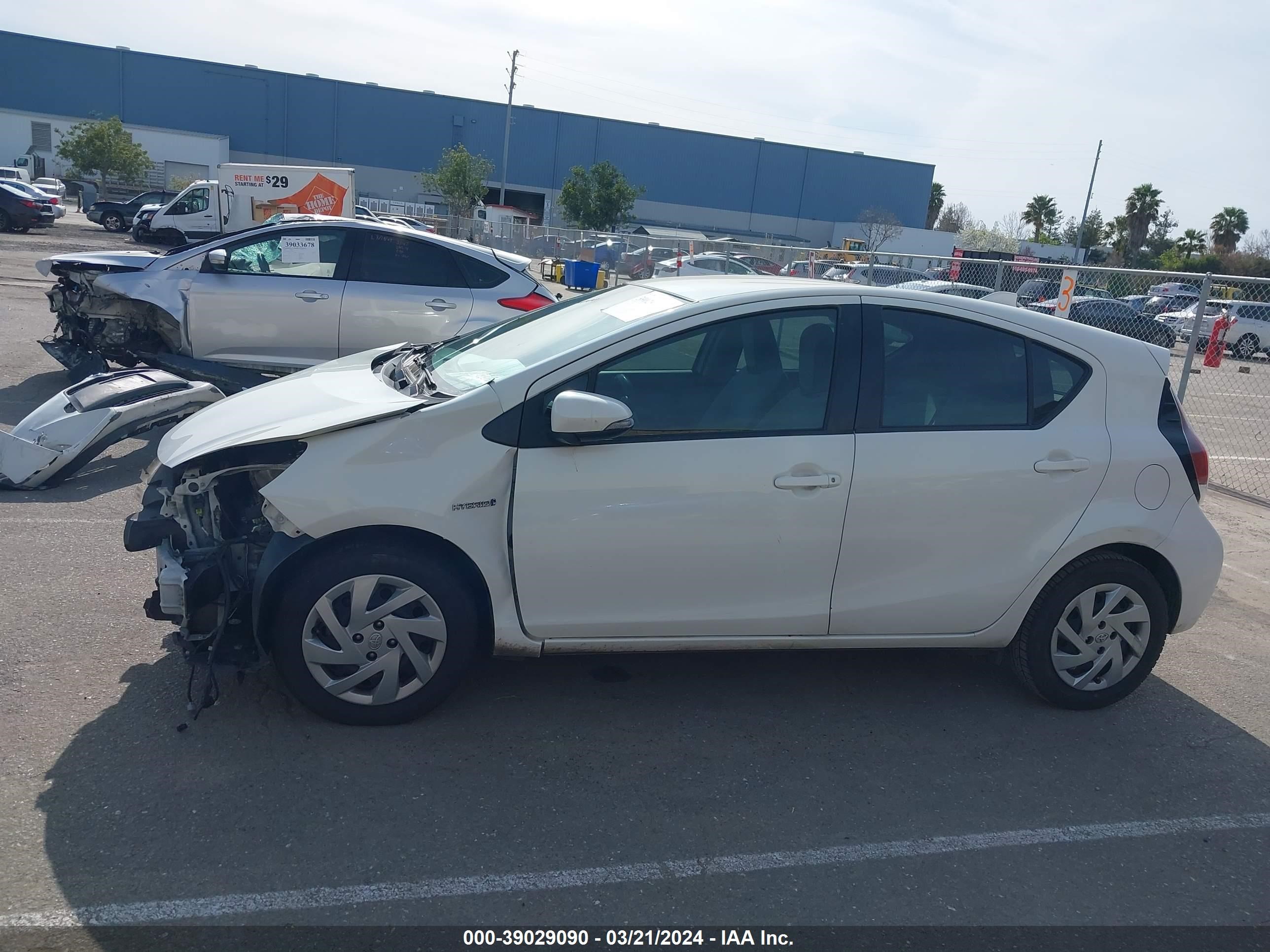 Photo 14 VIN: JTDKDTB35F1108624 - TOYOTA PRIUS C 