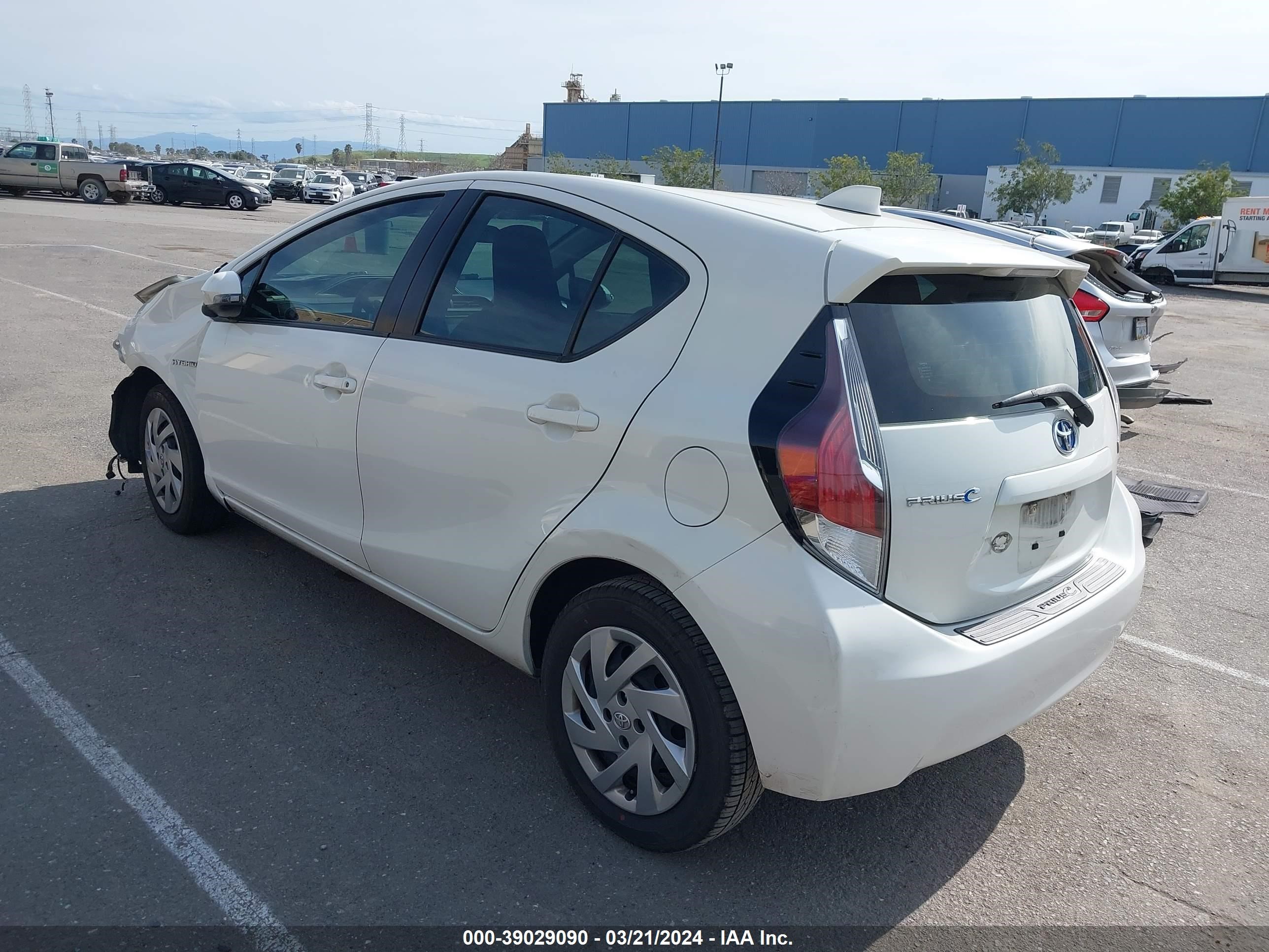 Photo 2 VIN: JTDKDTB35F1108624 - TOYOTA PRIUS C 