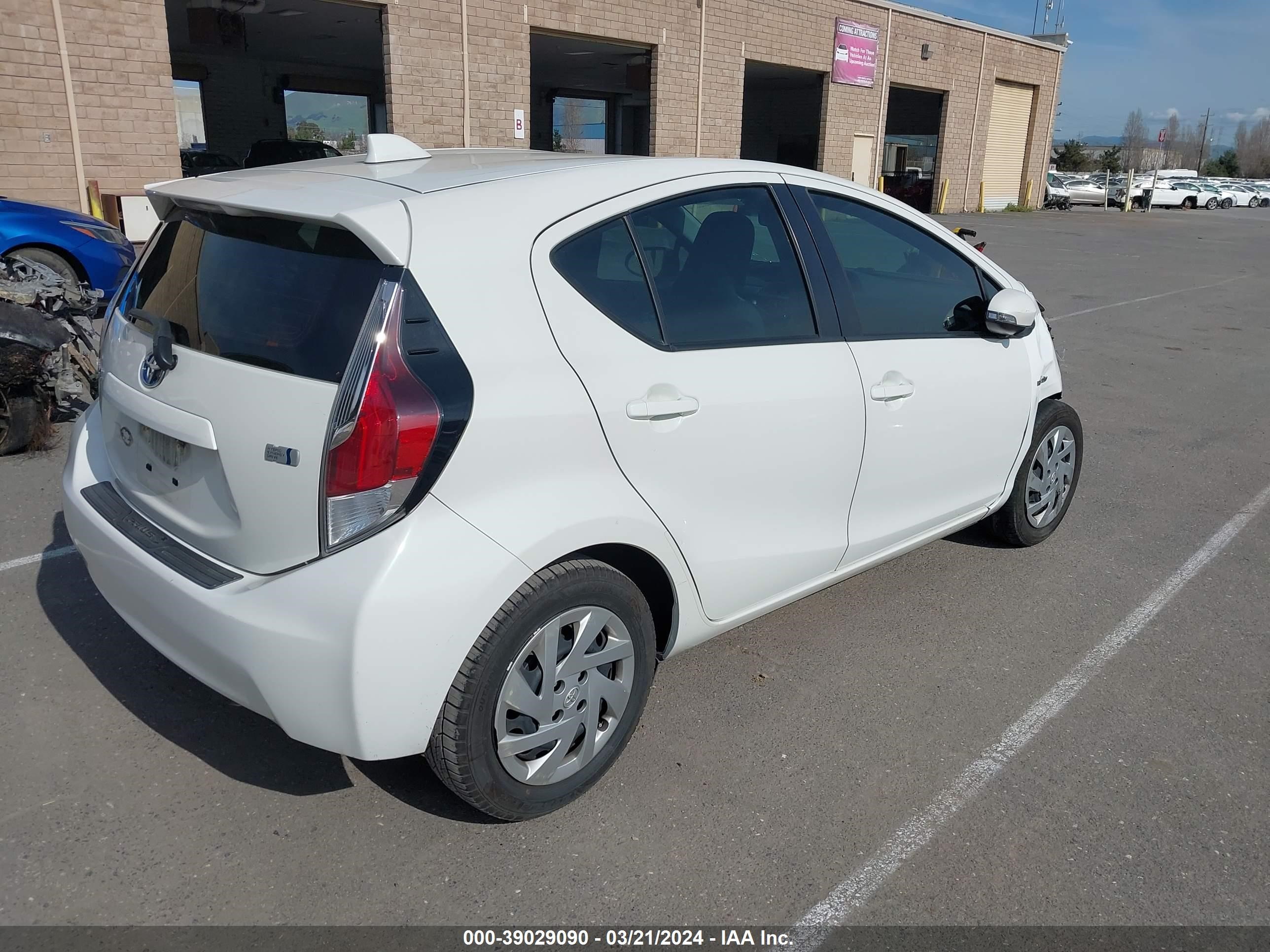 Photo 3 VIN: JTDKDTB35F1108624 - TOYOTA PRIUS C 