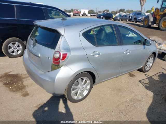 Photo 3 VIN: JTDKDTB36D1048527 - TOYOTA PRIUS C 