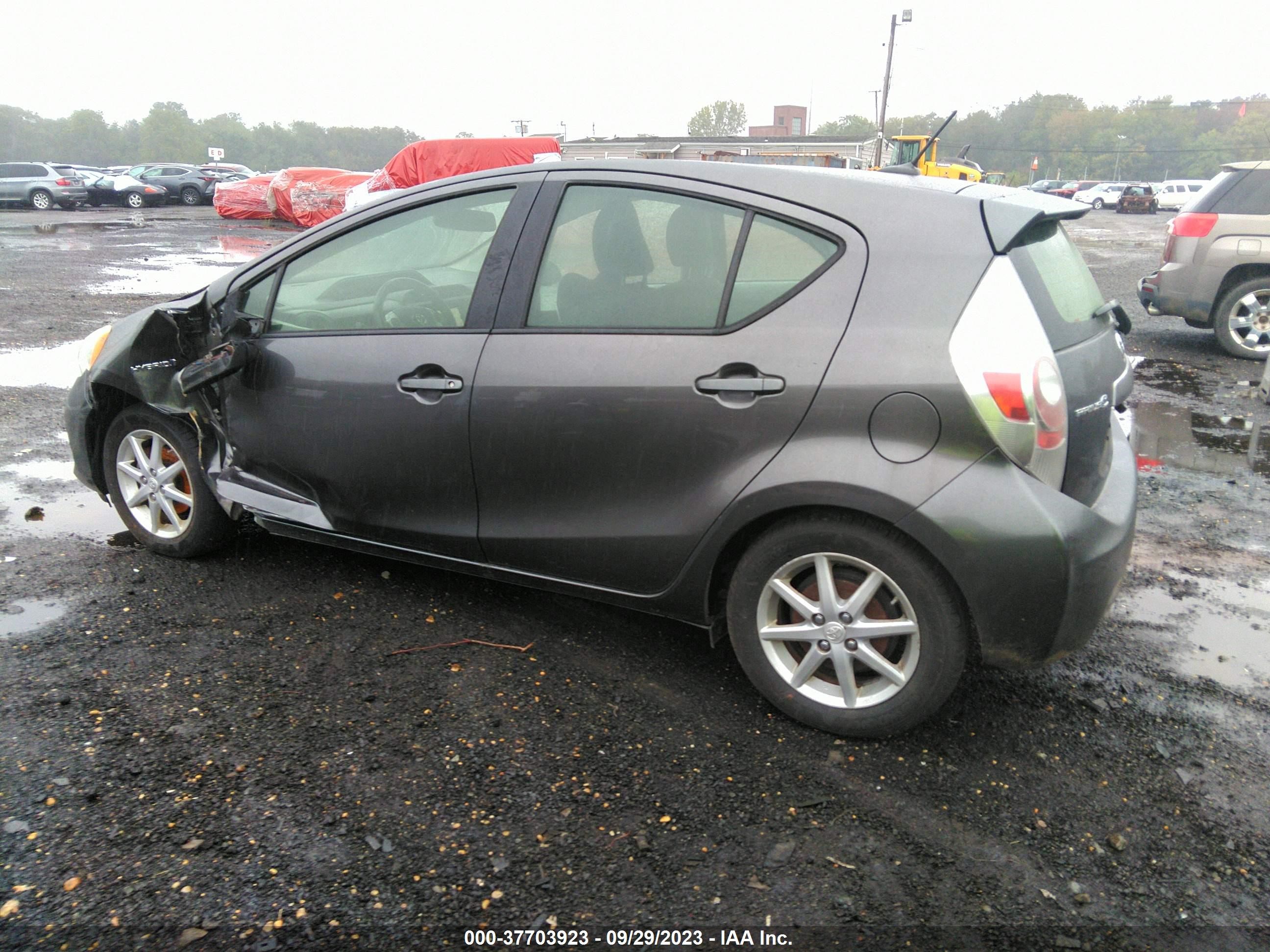 Photo 2 VIN: JTDKDTB36D1533217 - TOYOTA PRIUS 