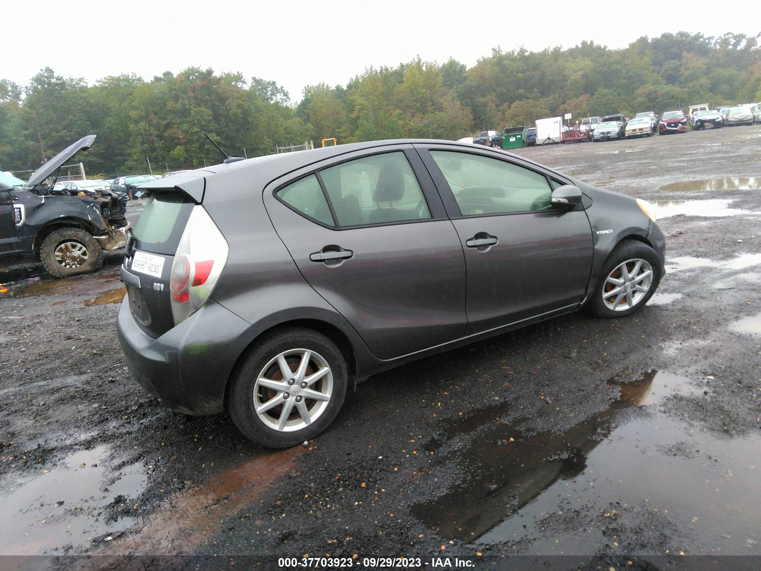 Photo 3 VIN: JTDKDTB36D1533217 - TOYOTA PRIUS 