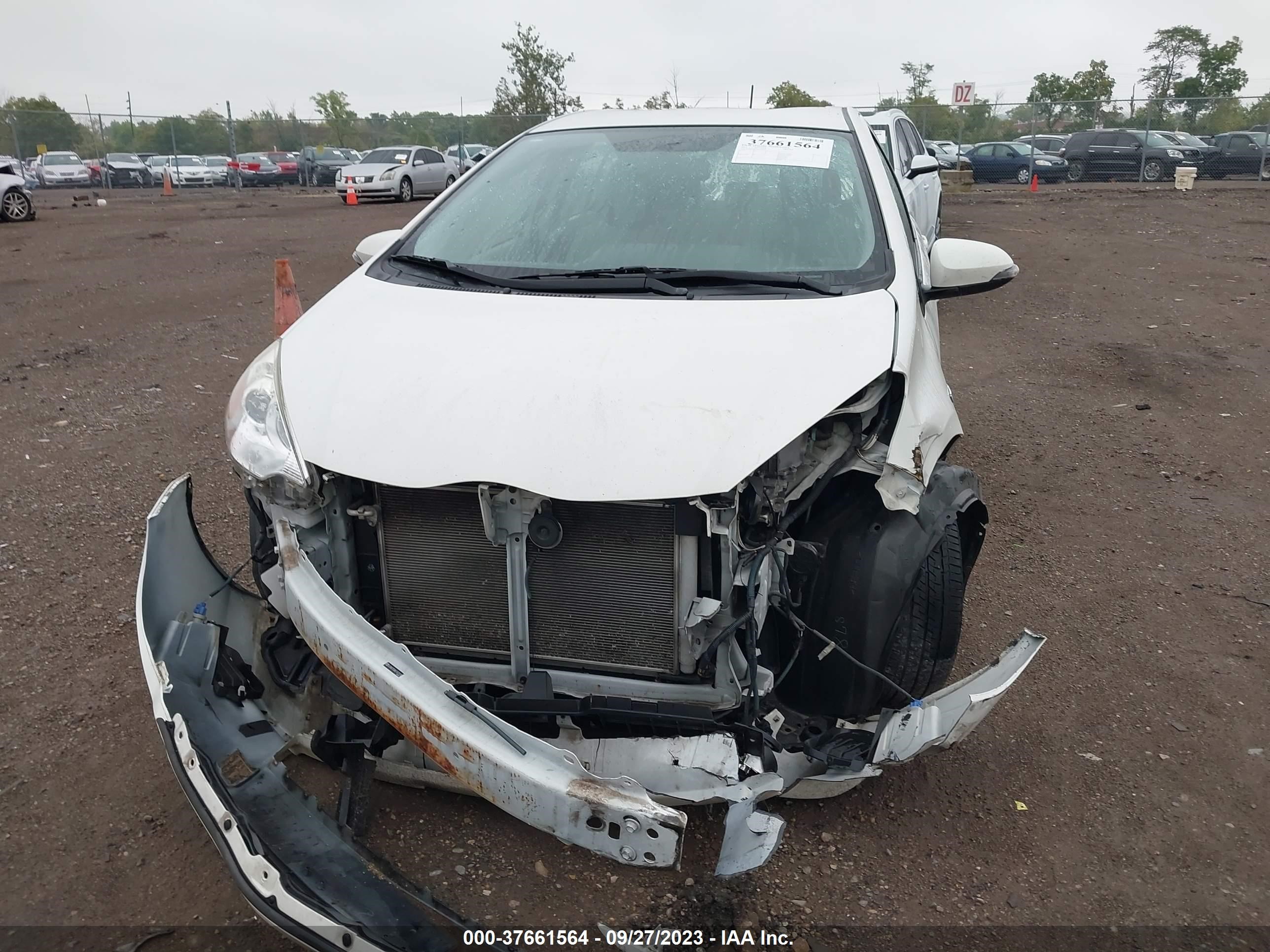 Photo 12 VIN: JTDKDTB36E1573105 - TOYOTA PRIUS C 