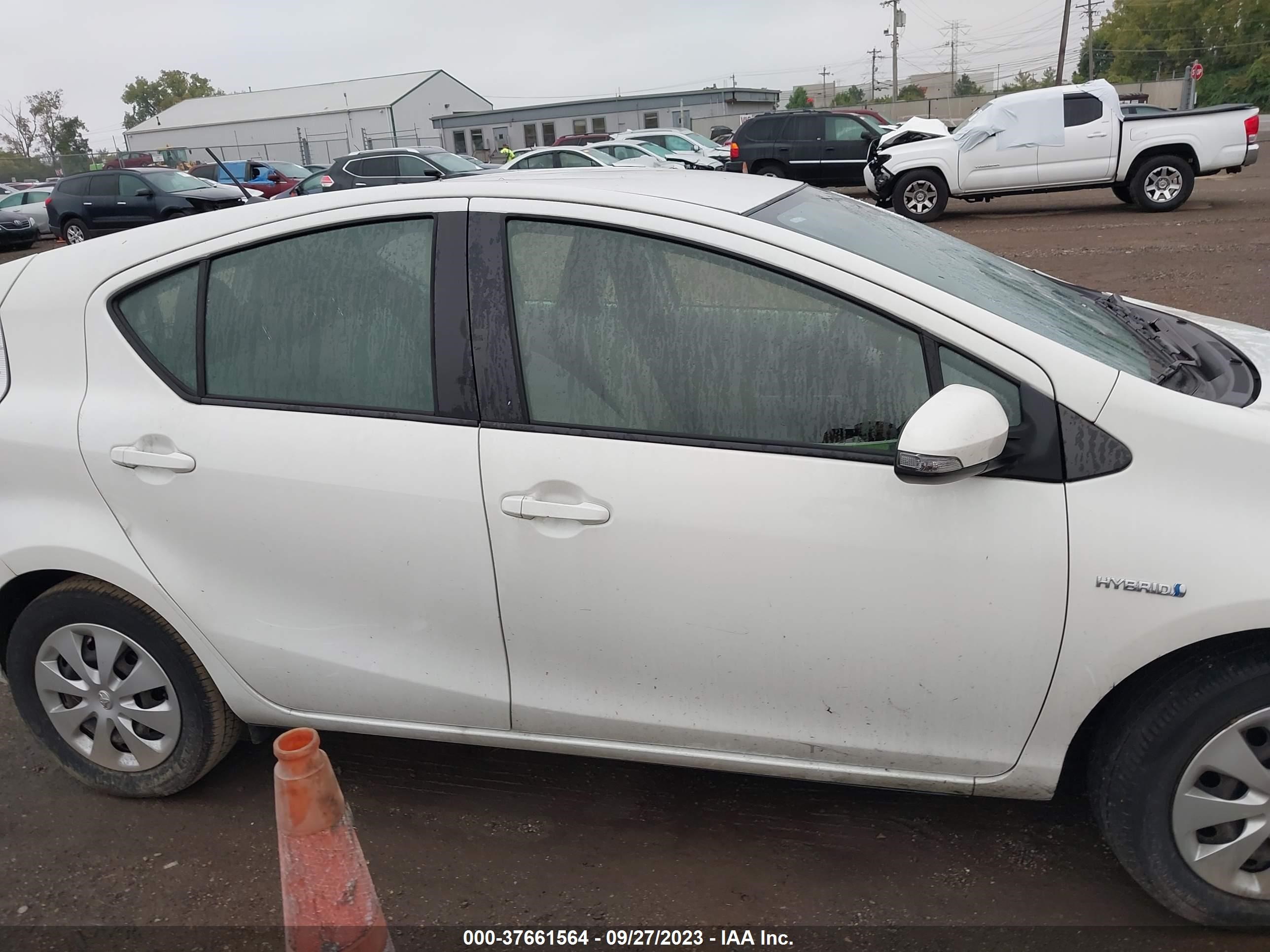 Photo 13 VIN: JTDKDTB36E1573105 - TOYOTA PRIUS C 