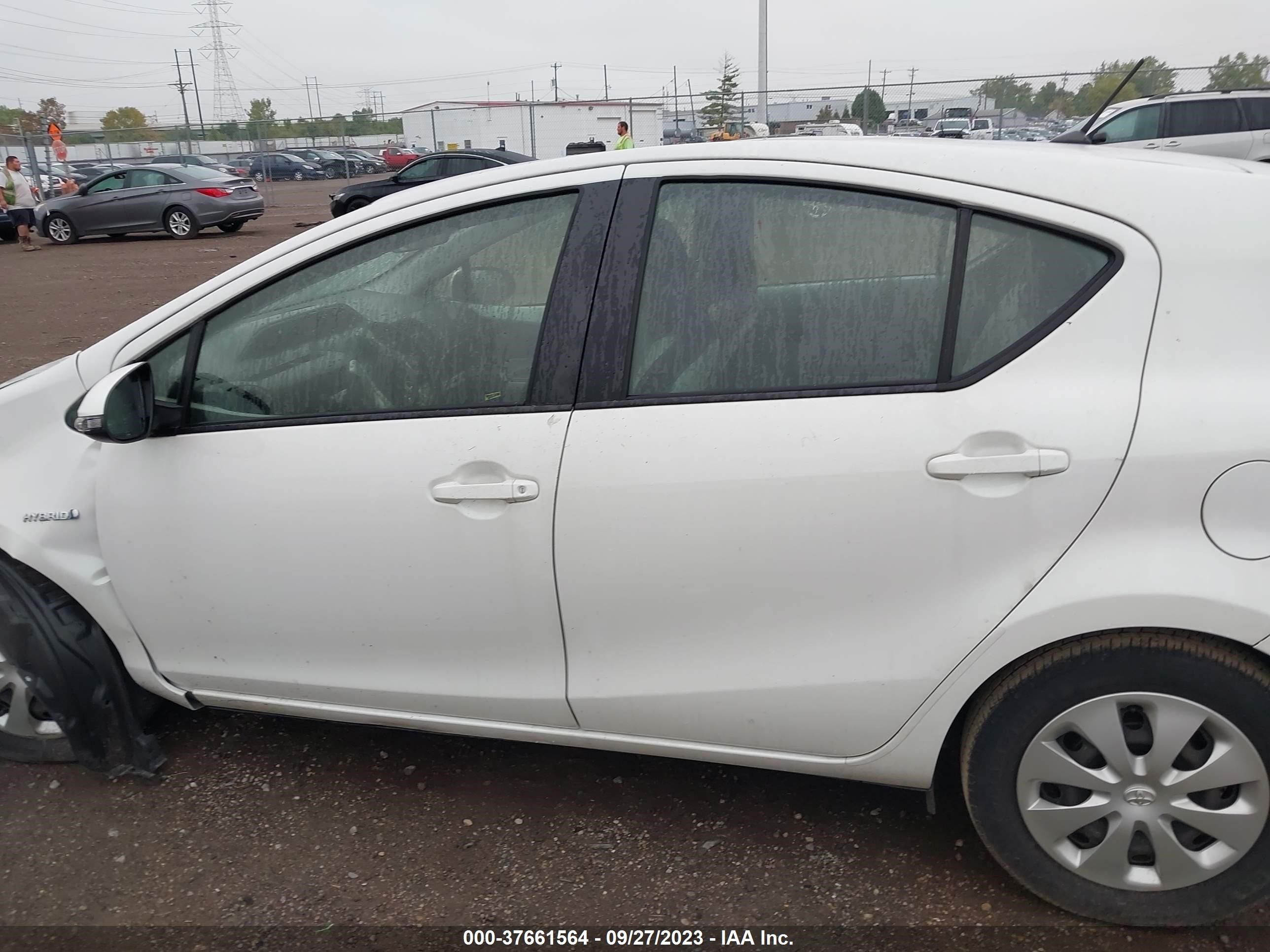 Photo 14 VIN: JTDKDTB36E1573105 - TOYOTA PRIUS C 