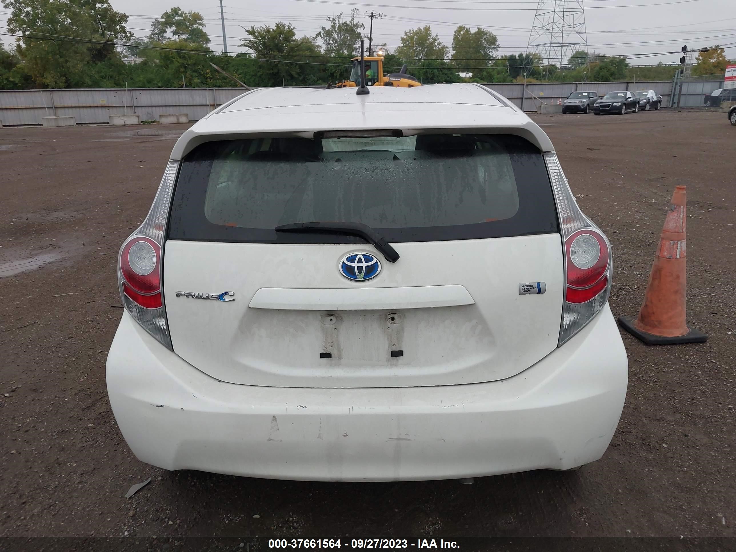 Photo 16 VIN: JTDKDTB36E1573105 - TOYOTA PRIUS C 