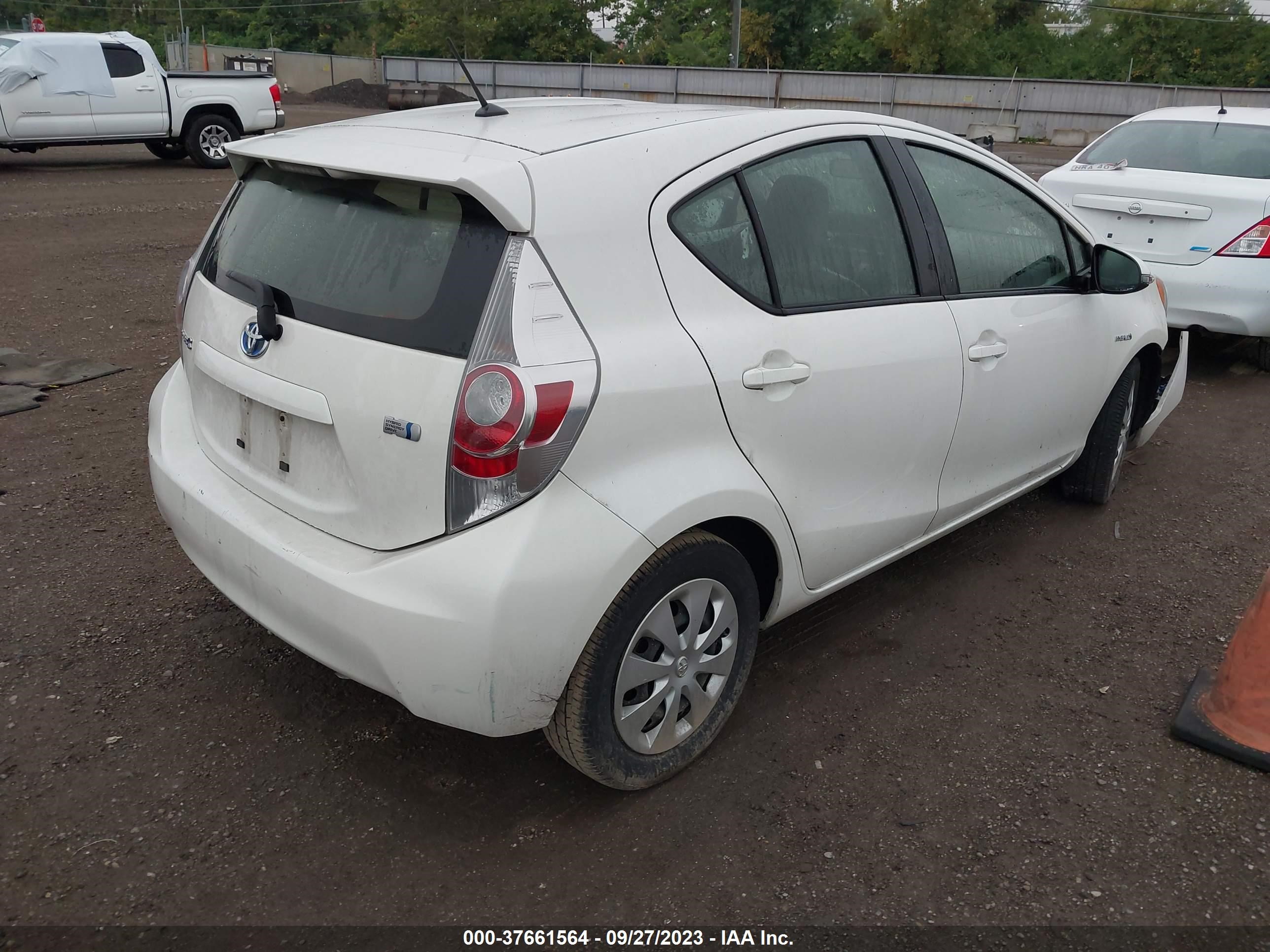 Photo 3 VIN: JTDKDTB36E1573105 - TOYOTA PRIUS C 