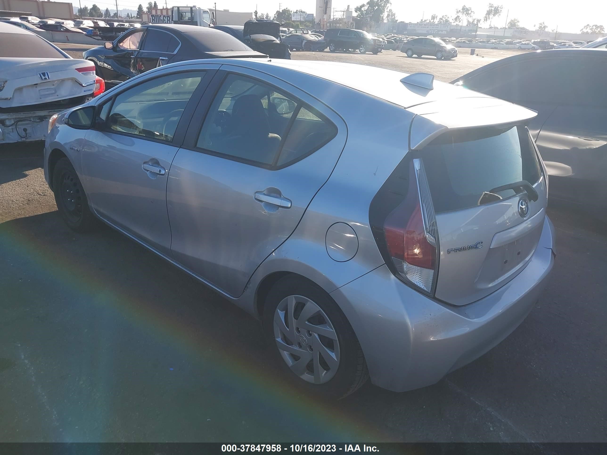 Photo 2 VIN: JTDKDTB36F1111600 - TOYOTA PRIUS C 