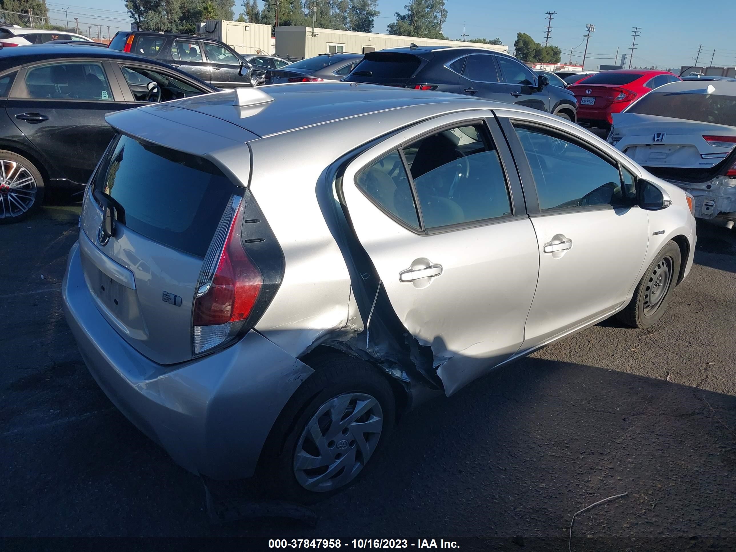 Photo 3 VIN: JTDKDTB36F1111600 - TOYOTA PRIUS C 