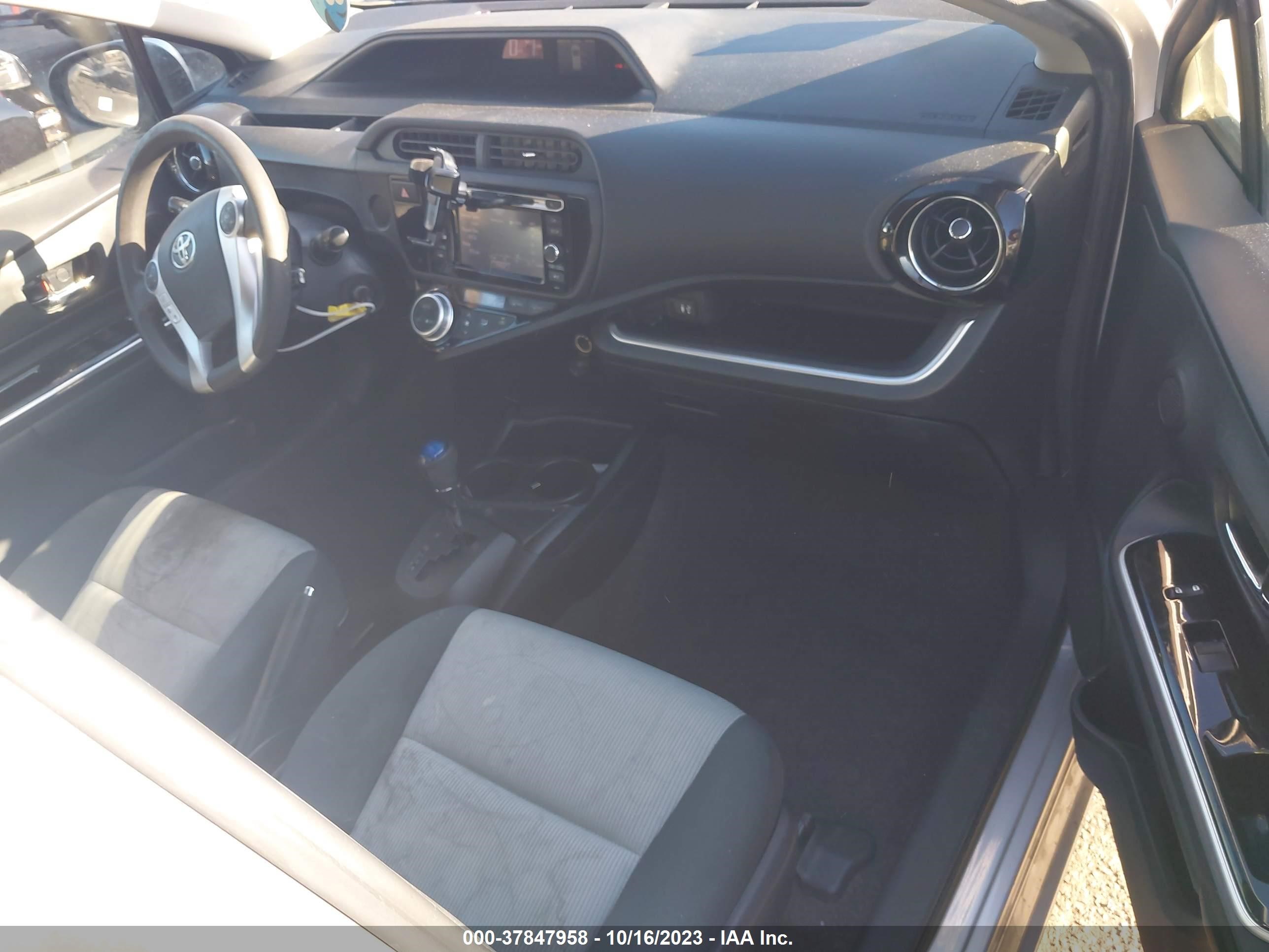 Photo 4 VIN: JTDKDTB36F1111600 - TOYOTA PRIUS C 