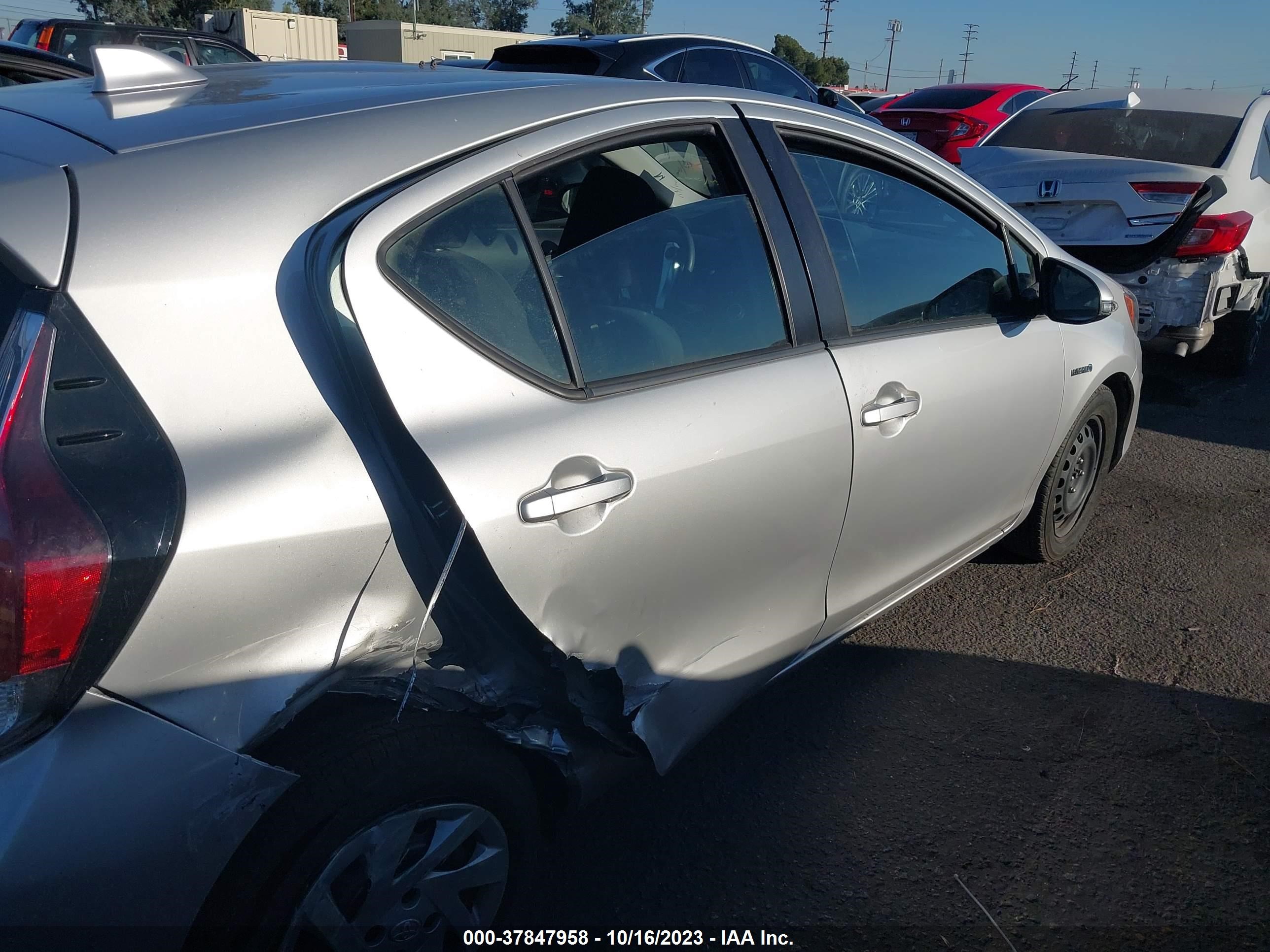 Photo 5 VIN: JTDKDTB36F1111600 - TOYOTA PRIUS C 