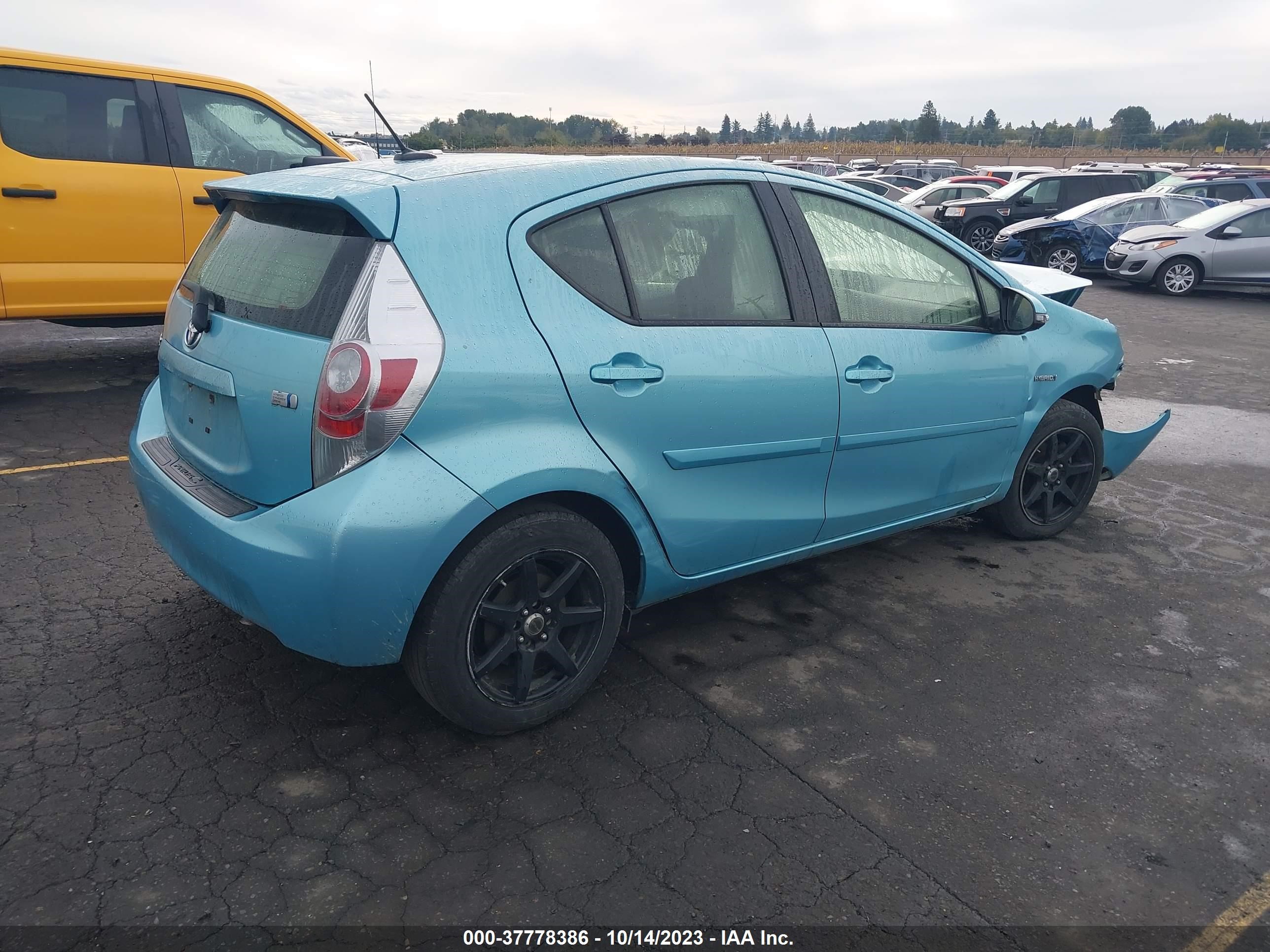 Photo 3 VIN: JTDKDTB37D1046608 - TOYOTA PRIUS C 