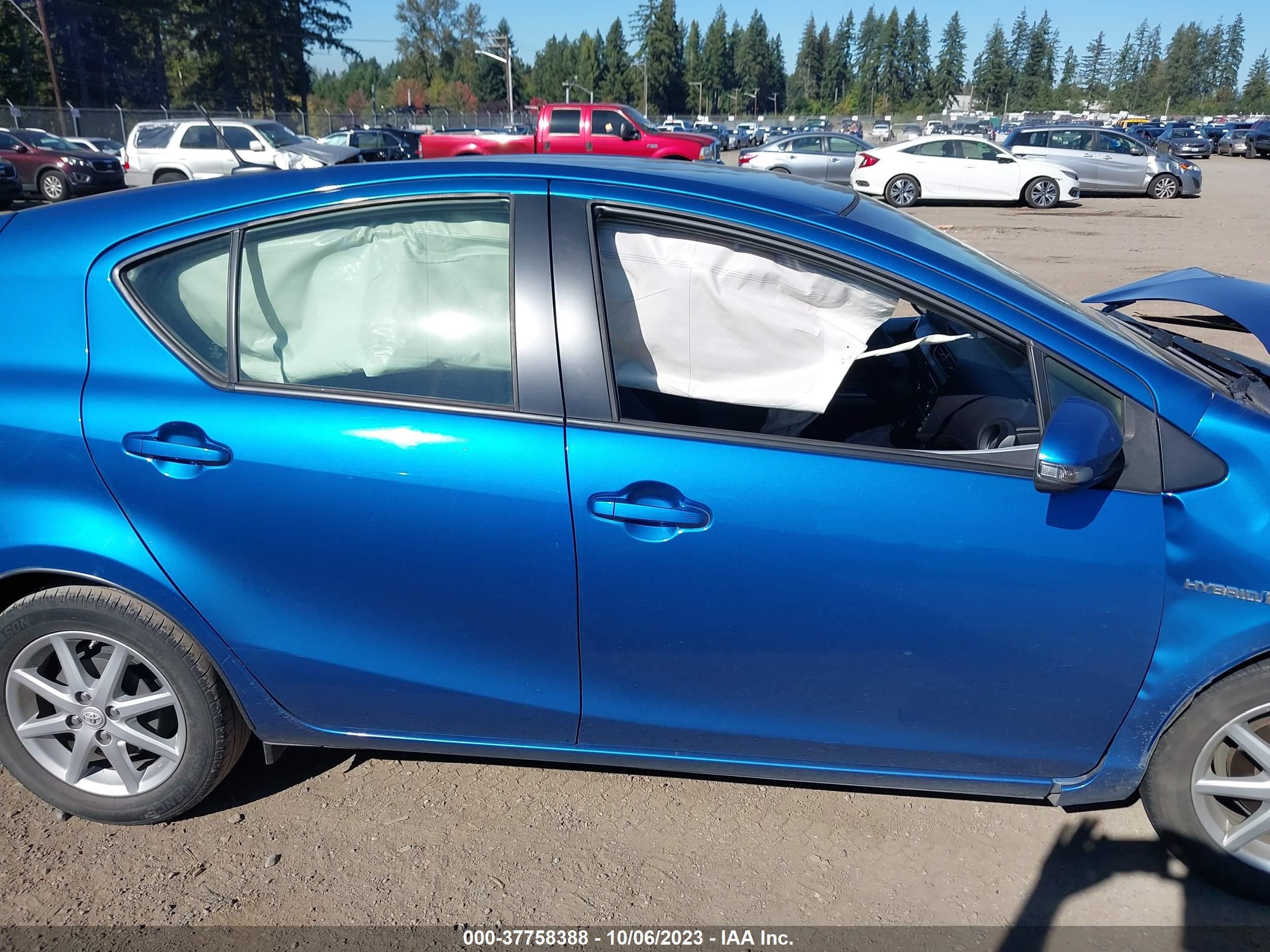 Photo 11 VIN: JTDKDTB38D1039585 - TOYOTA PRIUS C 