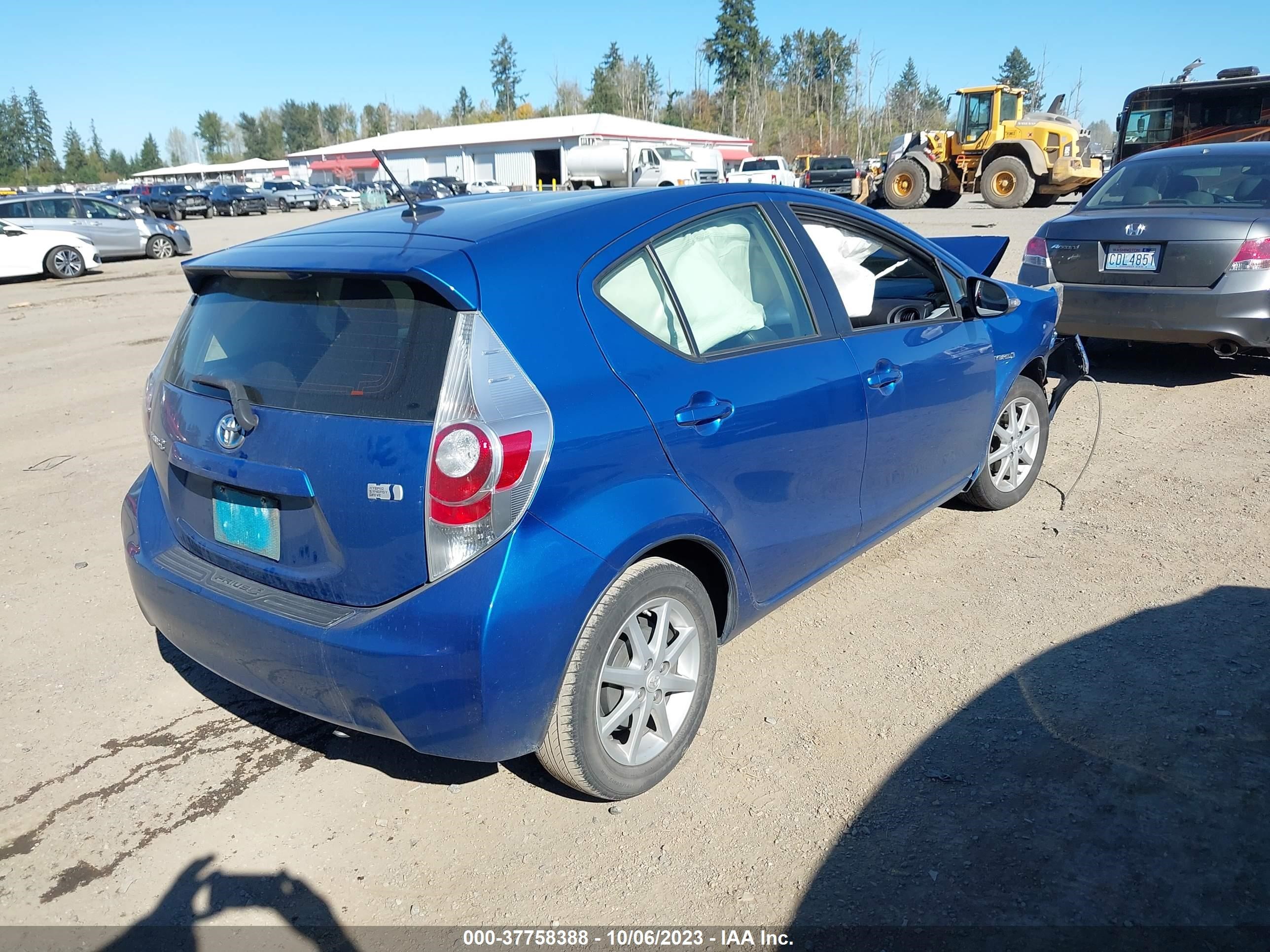 Photo 3 VIN: JTDKDTB38D1039585 - TOYOTA PRIUS C 