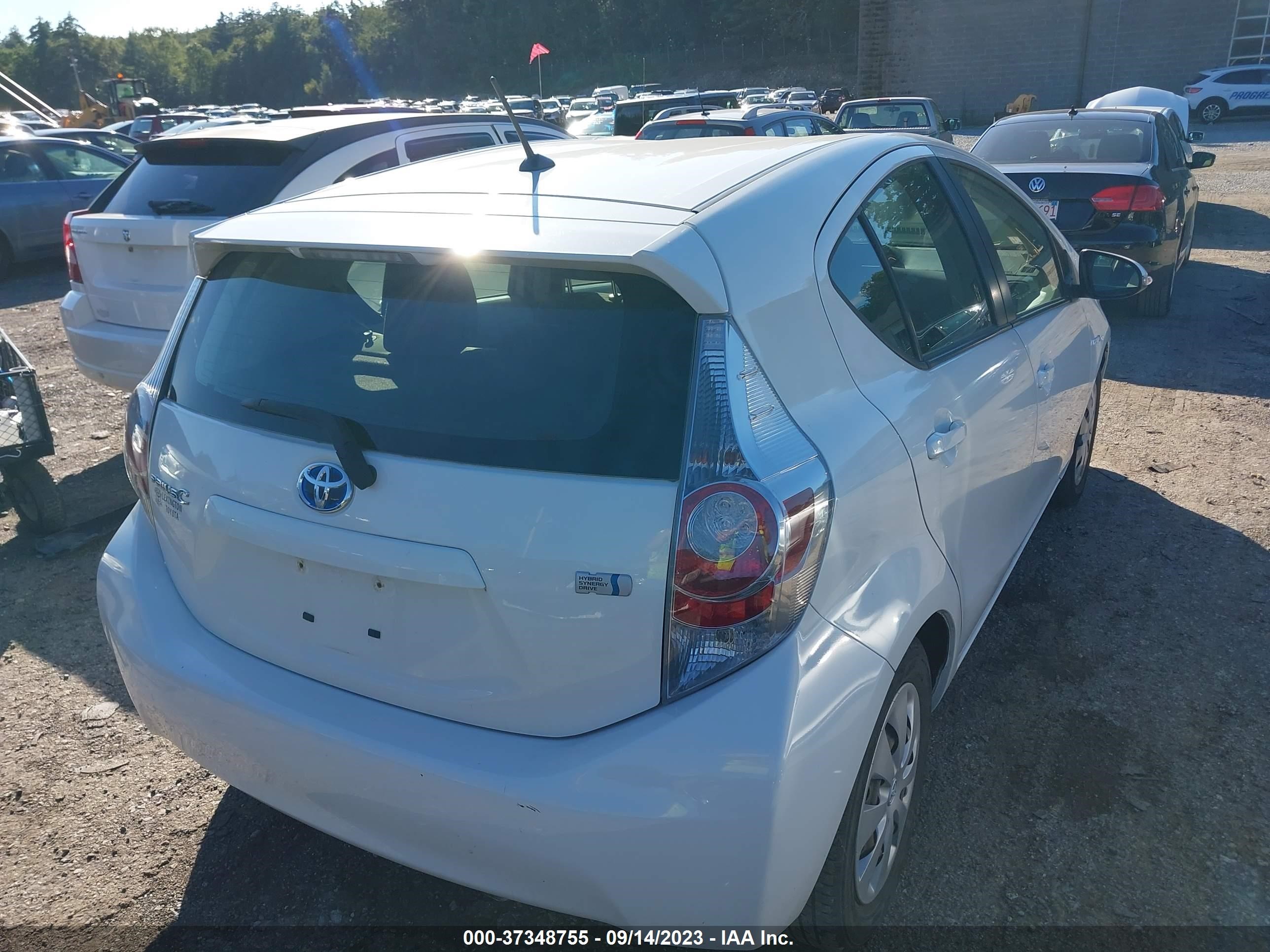 Photo 3 VIN: JTDKDTB38D1541366 - TOYOTA PRIUS C 