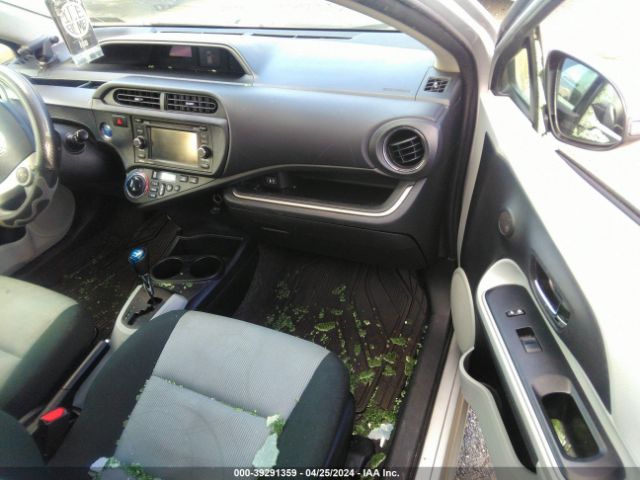 Photo 4 VIN: JTDKDTB38E1570111 - TOYOTA PRIUS C 